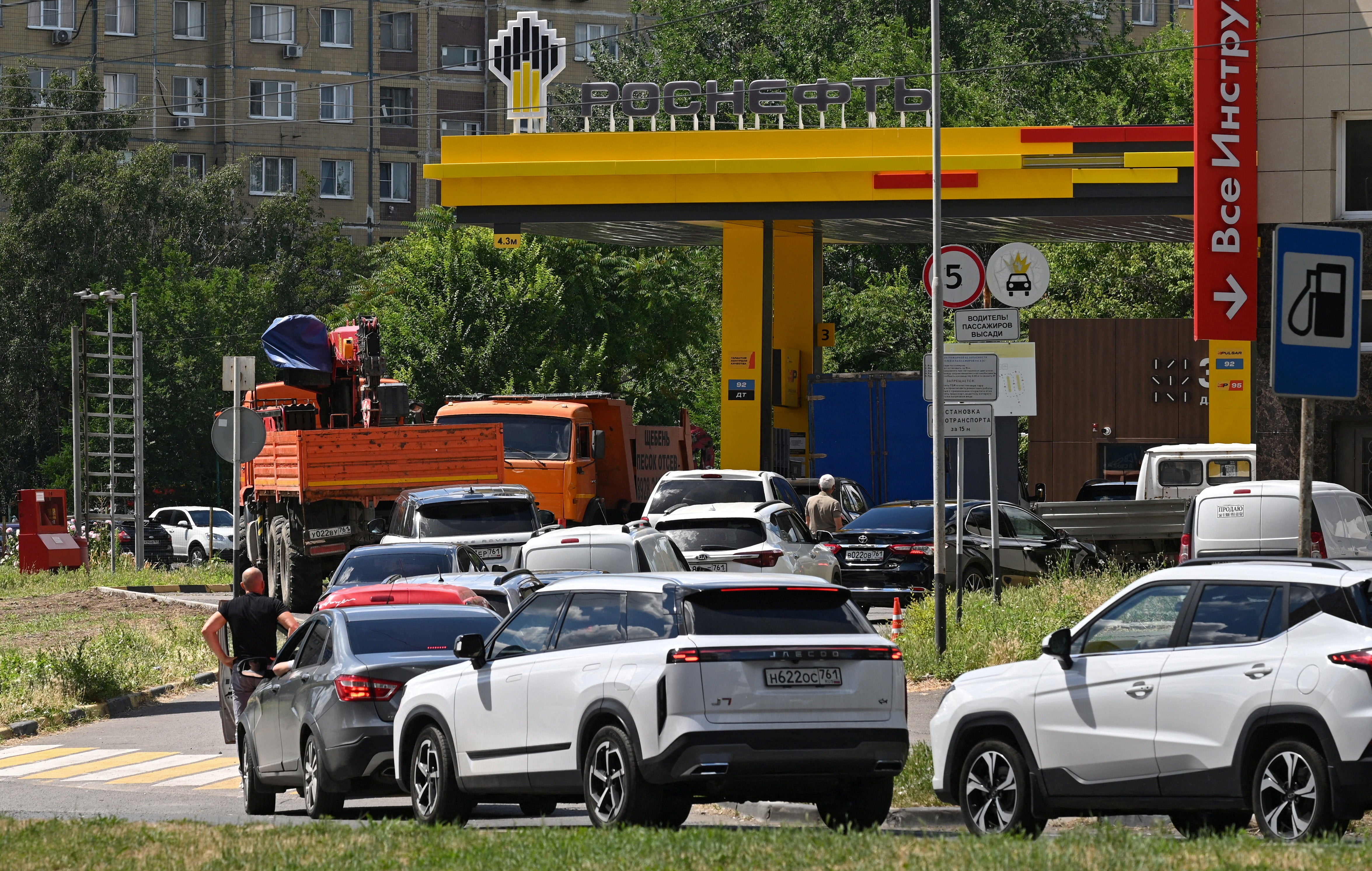 ФОТО из архива: Очередь автомобилей на заправку у автозаправочной станции «Роснефть» в Ростове-на-Дону, Россия