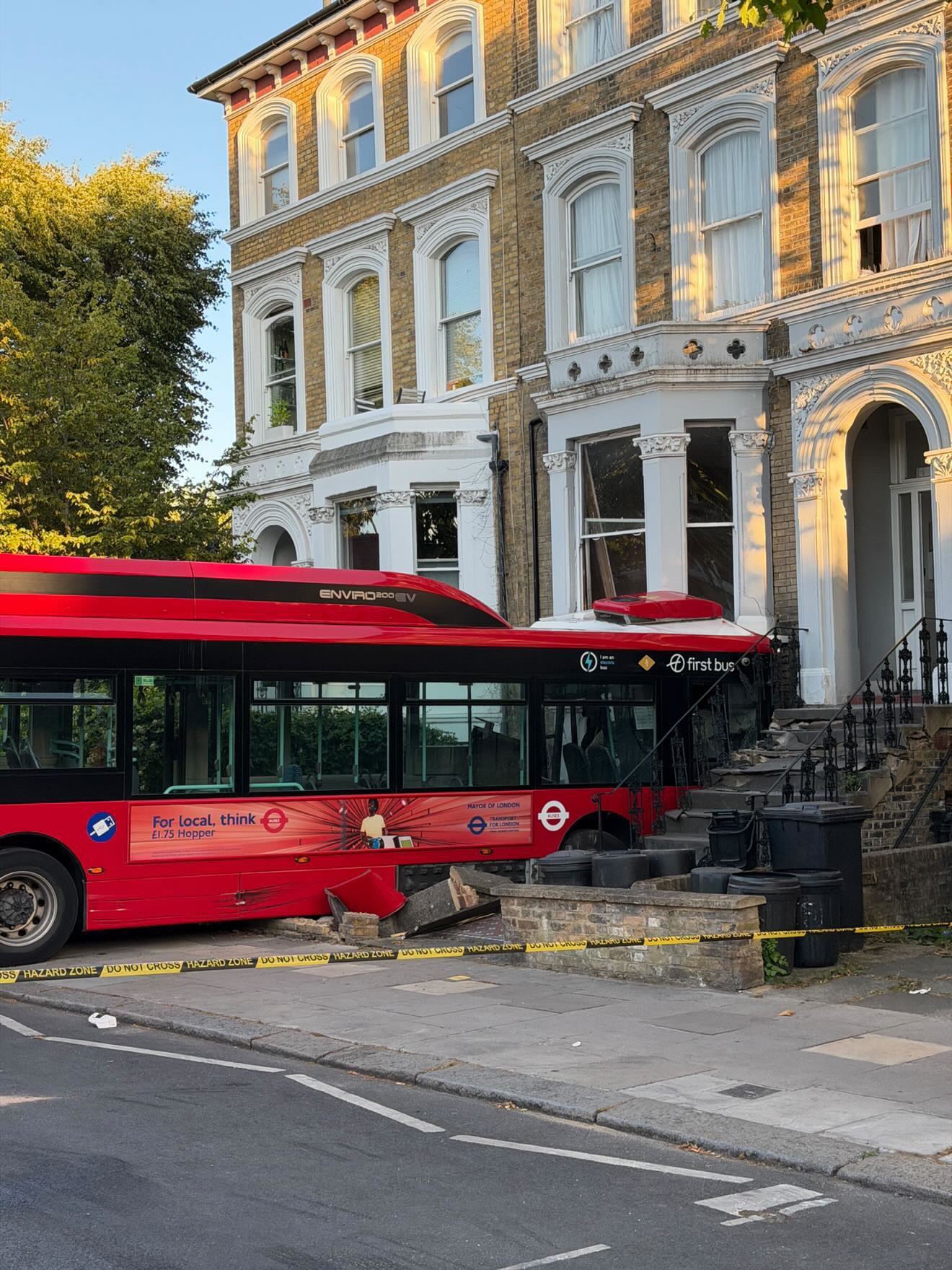 Bus ploughs into window of Notting Hill home – UK Times