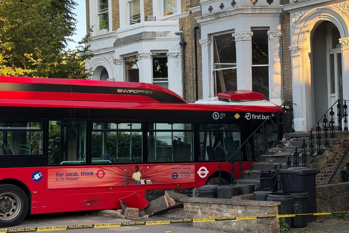 Bus ploughs into window of Notting Hill home – UK Times Bus ploughs into window of Notting Hill home – UK Times