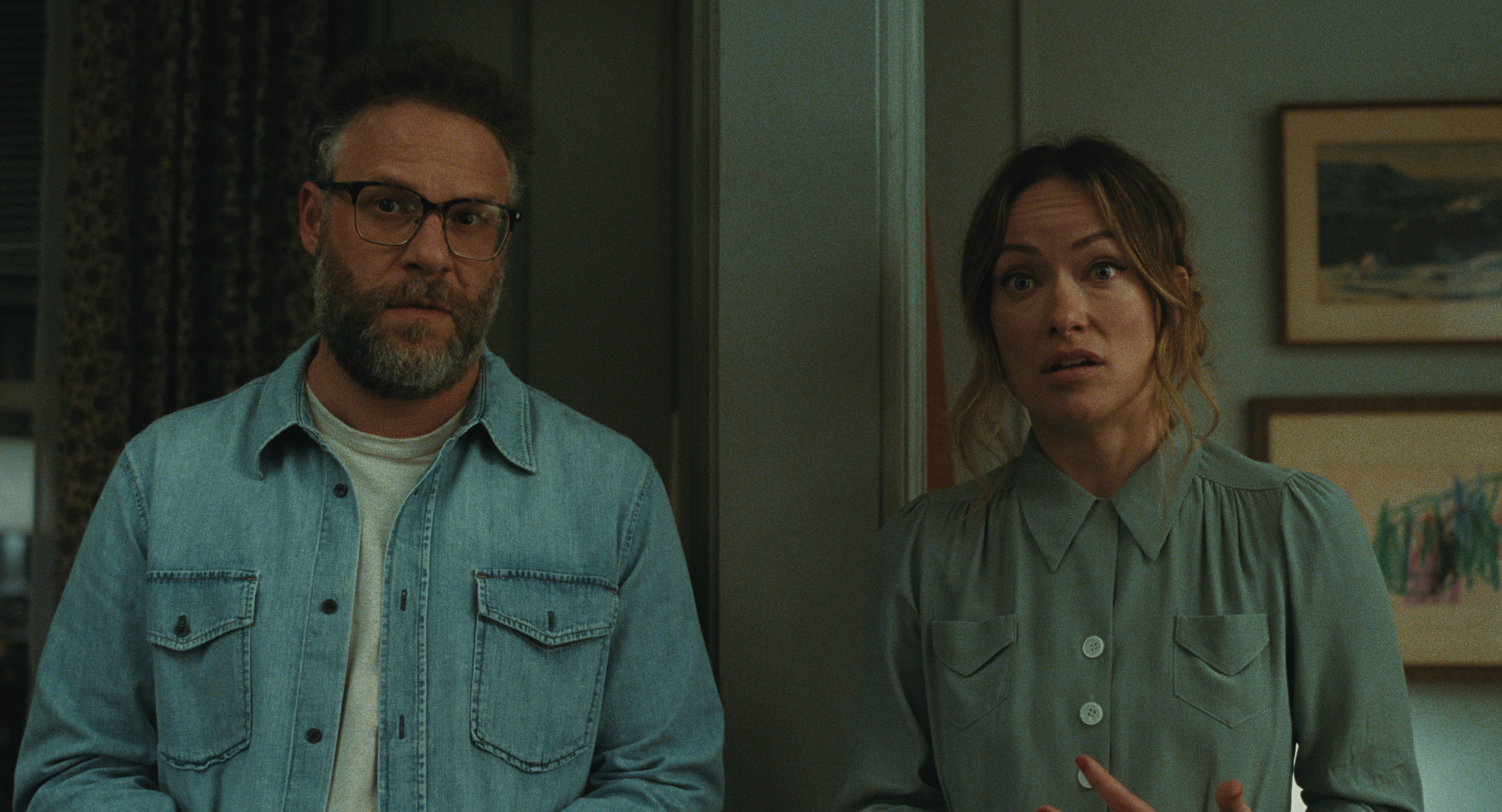Das Ehepaar Joe (Seth Rogen) und Angela (Wilde) trifft in The Invite auf seine sexuell befreiten Nachbarn (Edward Norton und Penélope Cruz).