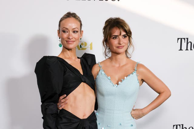 <p> Olivia Wilde (izquierda) dirige y comparte pantalla con Penélope Cruz (derecha) en ‘La invitación’ </p>