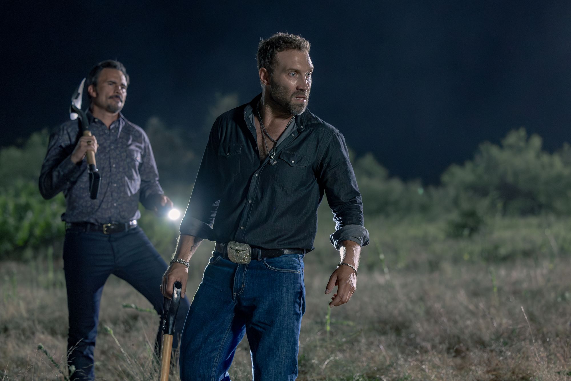 Joaquín (izquierda) de Juan Pablo Raba mata a tiros a Rob-Will Jackson (derecha) de Jai Courtney en el final de la primera temporada de 'Dutton Ranch'
