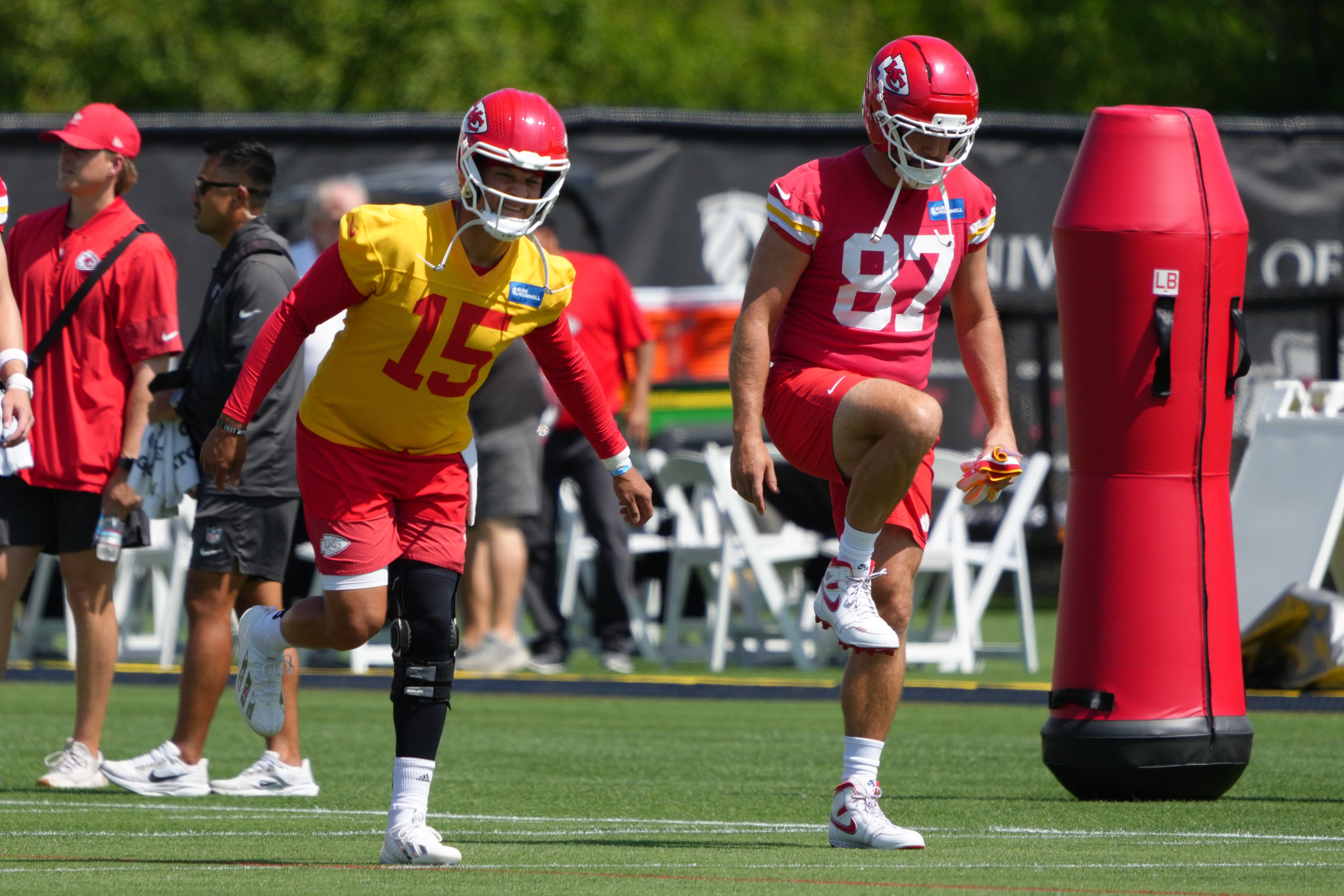 TAYLOR SWIFT-TRAVIS KELCE-DEPORTES