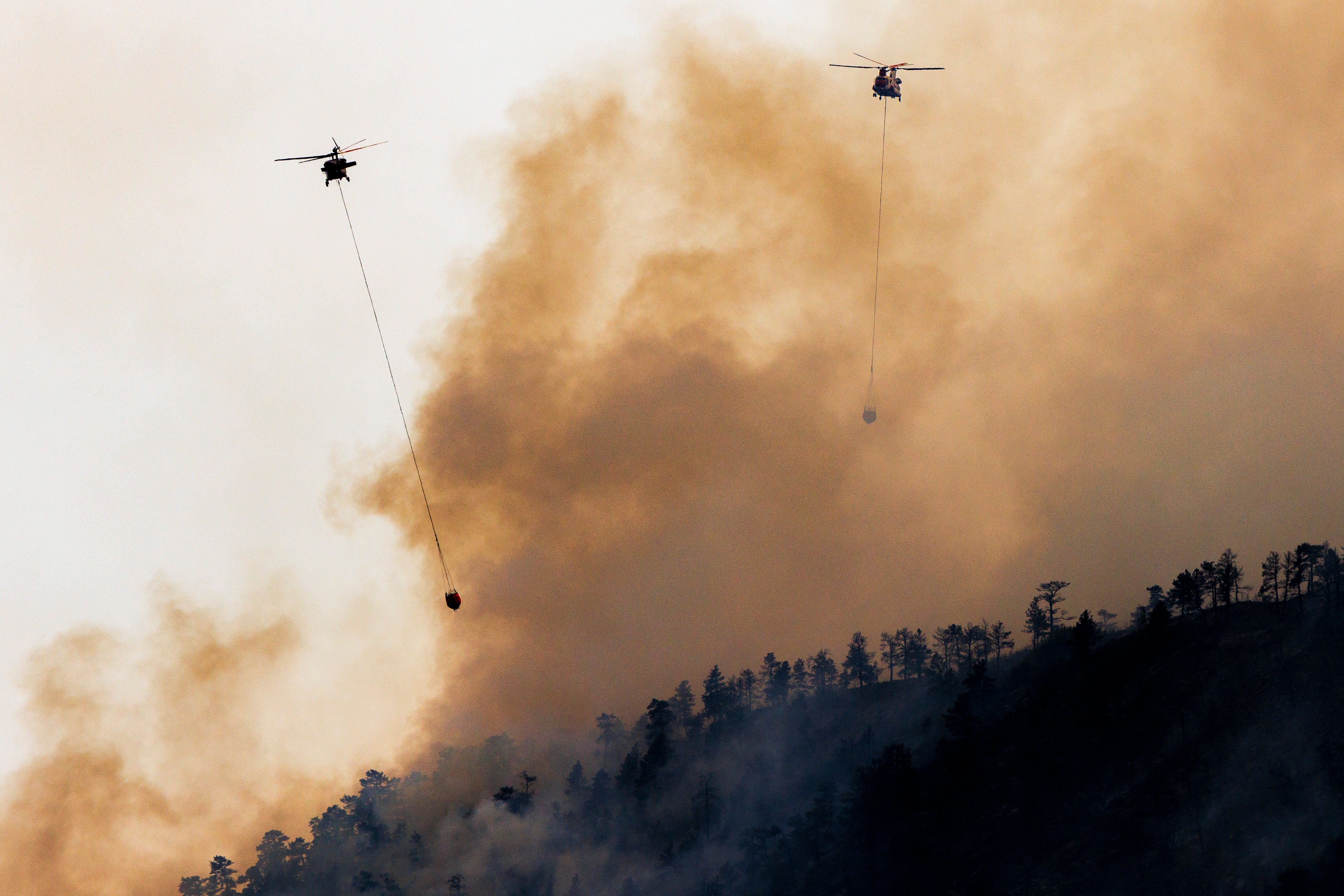 Colorado's Aspen Acres wildfire forces thousands to evacuate with zero containment