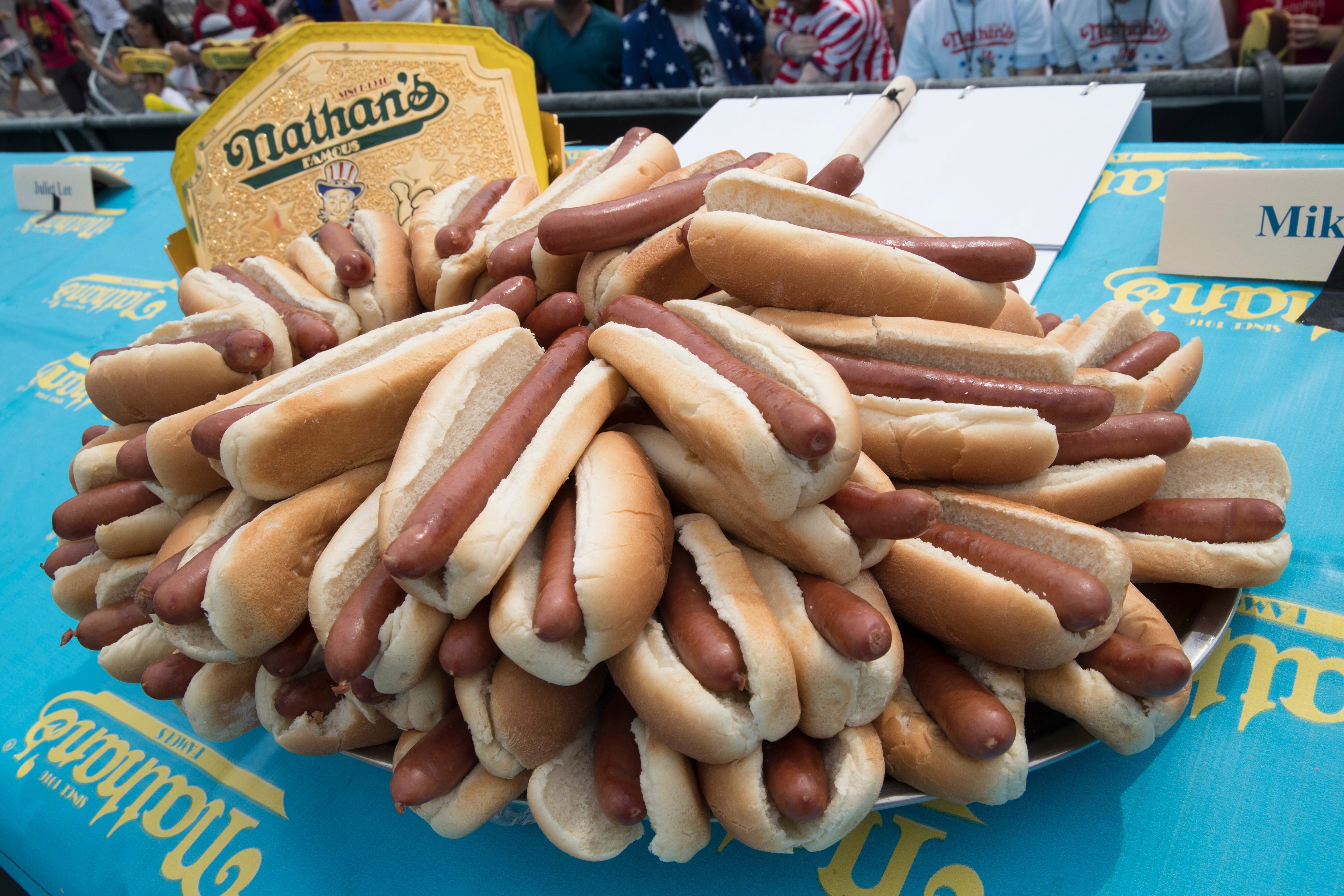 EEUU-250-CONCURSO DE HOT DOGS