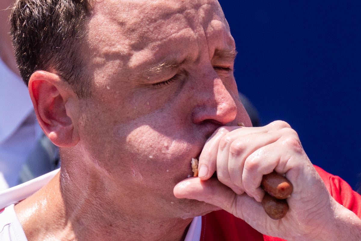 Joey Chestnut defends hot dog eating record at Nathan’s Famous contest after battery arrest – UK Times Joey Chestnut defends hot dog eating record at Nathan’s Famous contest after battery arrest – UK Times