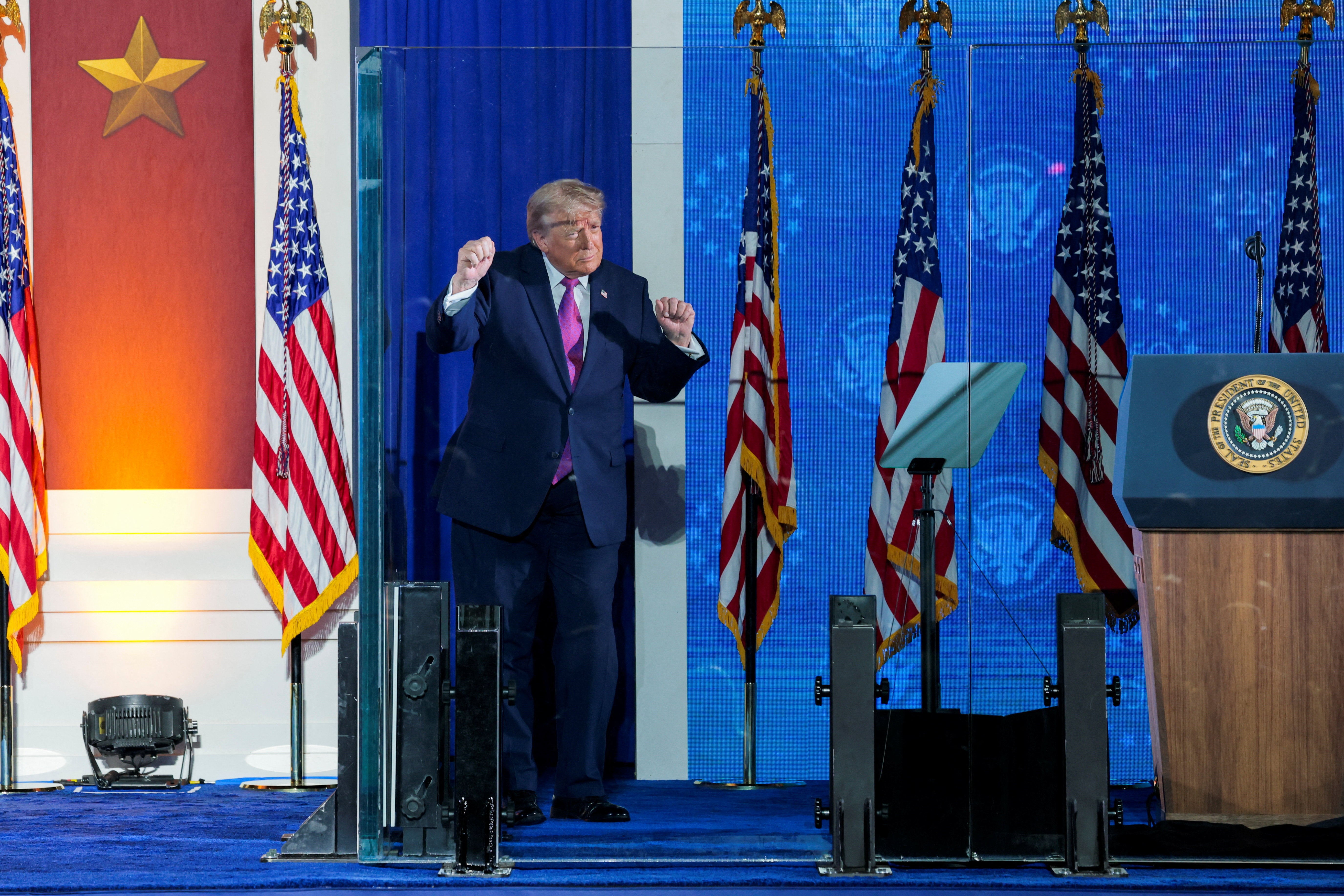 O discurso de Trump no Monte Rushmore foi adiado por granizo do tamanho de bolas de pingue-pongue e fortes tempestades forçaram os participantes a se abrigarem