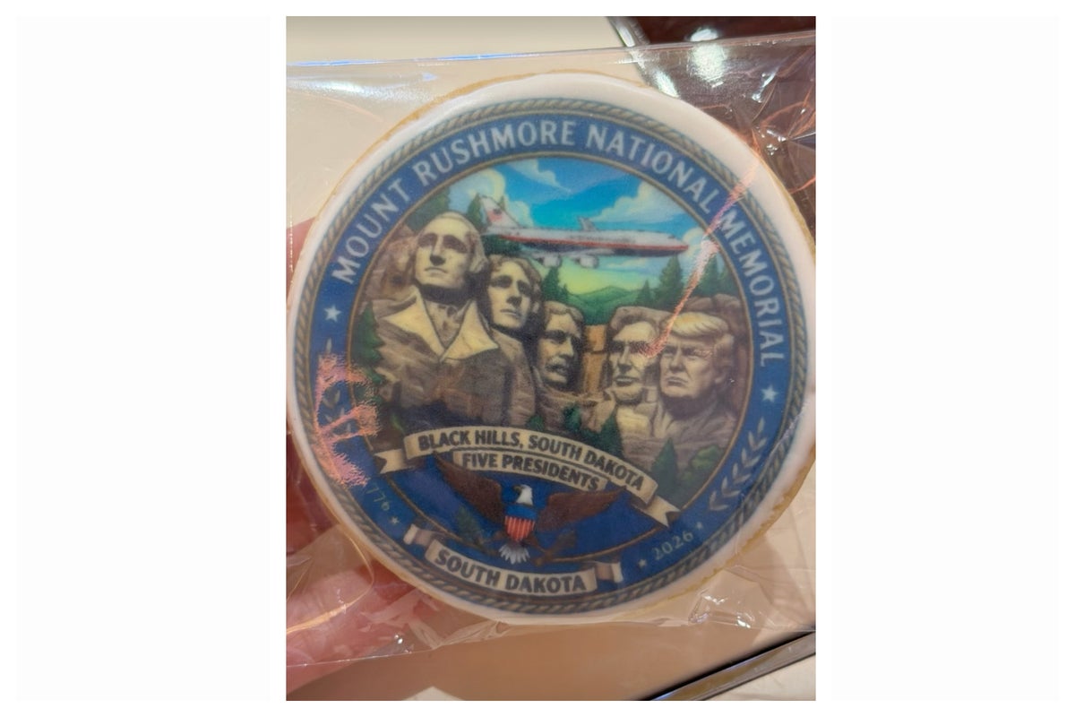 Trump’s daughter-in-law shows off bizarre cookie on Air Force One featuring new face on US monument – UK Times Trump’s daughter-in-law shows off bizarre cookie on Air Force One featuring new face on US monument – UK Times