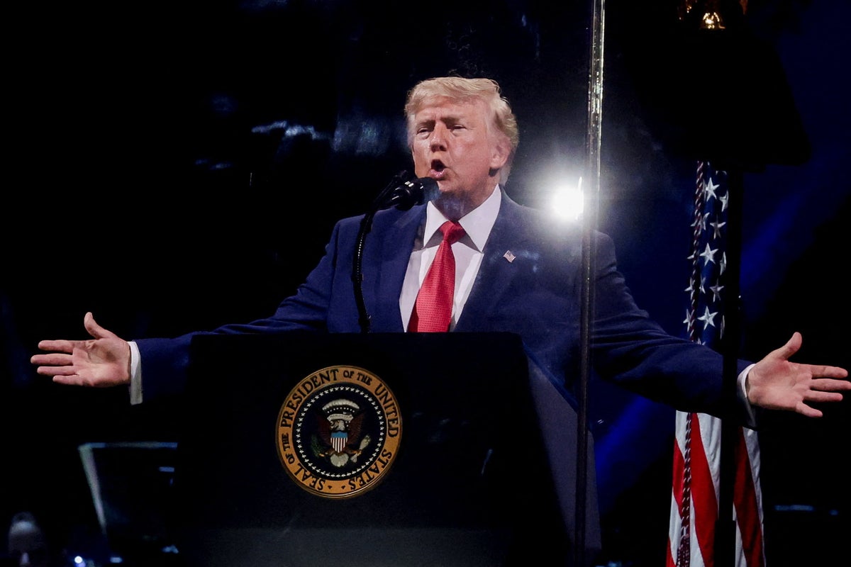Trump, America 250 konuşmasında seçmen kimliğini talep etmek ve komünizmi eleştirmek için partizan saldırılarına maruz kalıyor
