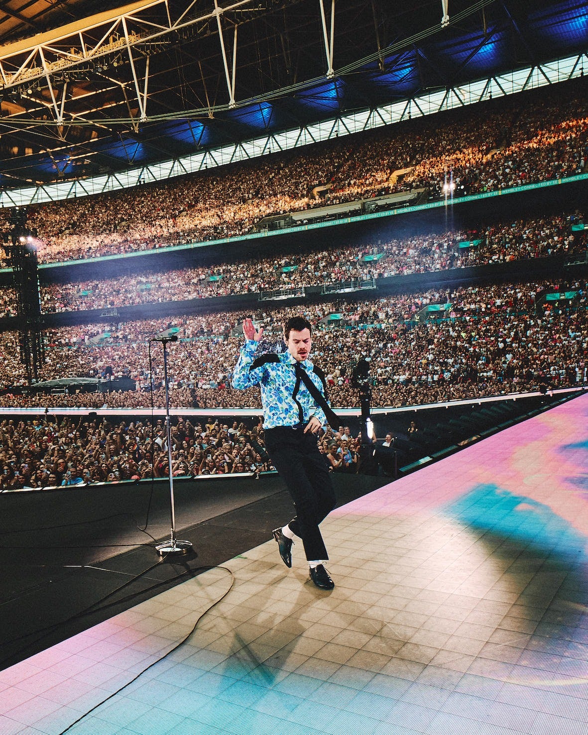 Harry Styles makes emotional One Direction tribute at final Wembley show