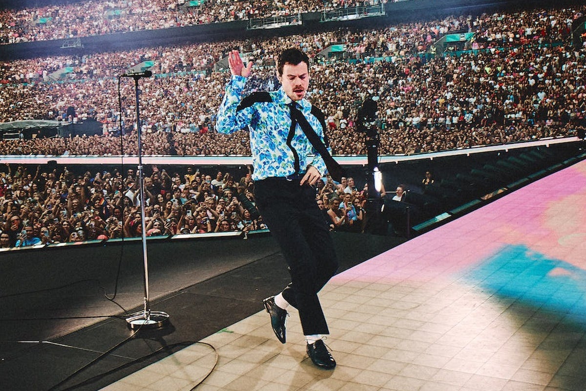 Harry Styles makes emotional One Direction tribute at final Wembley show
