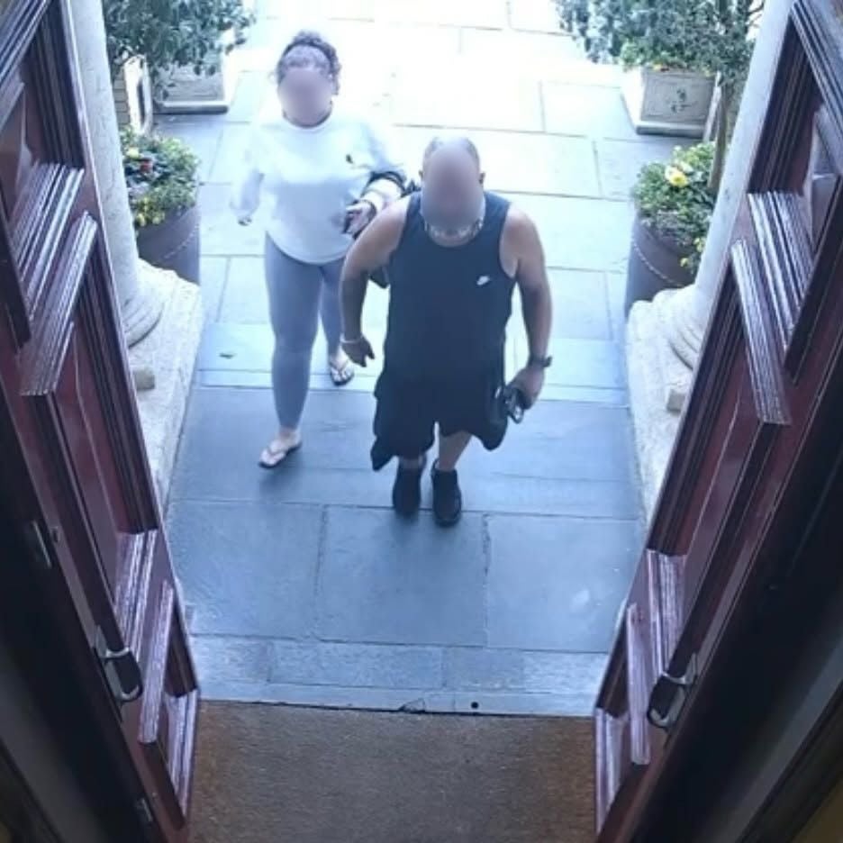 A dupla jantou linguado Dover e lula antes de sair do restaurante “sem pagar”
