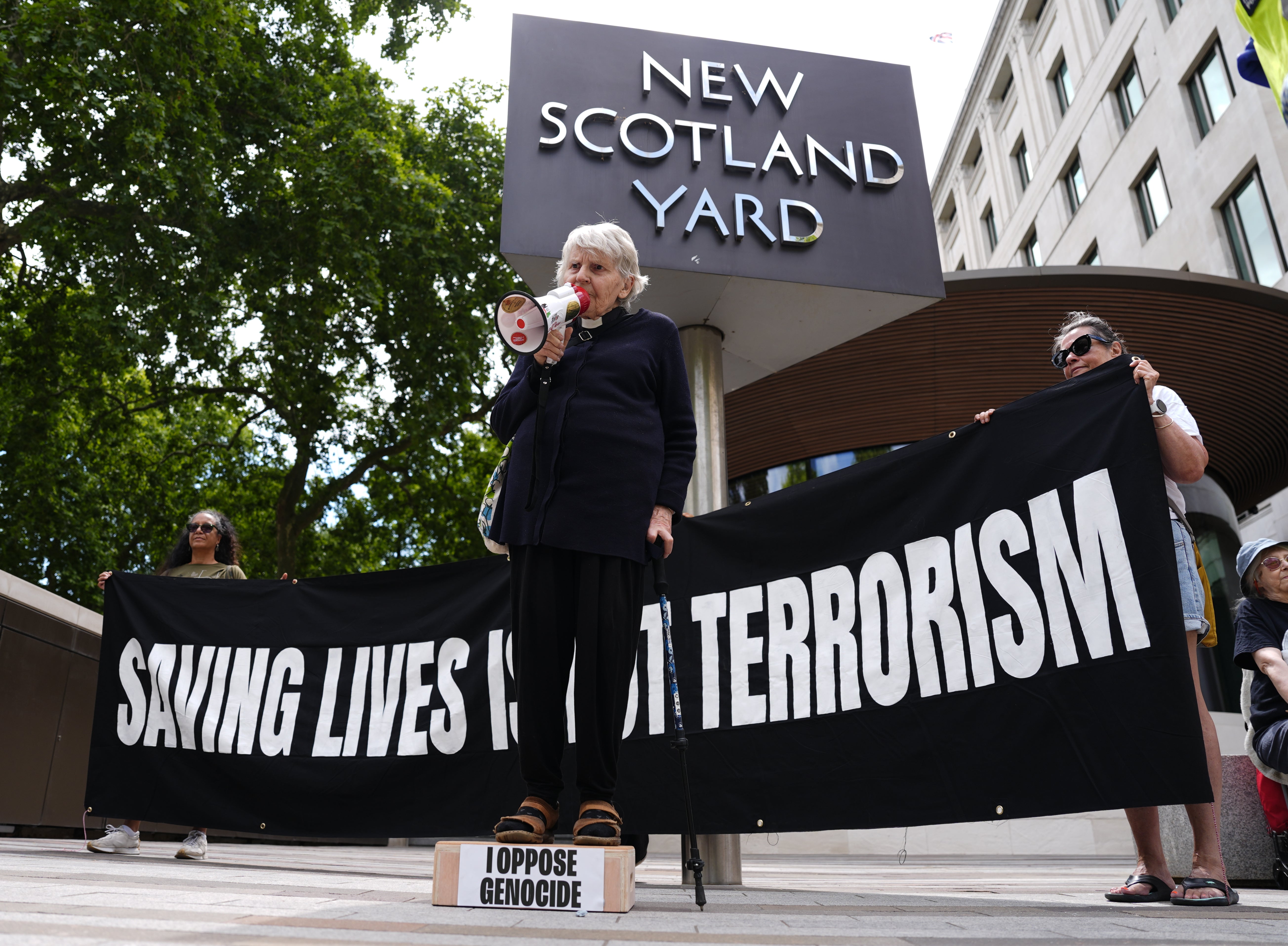 Reverend Sue Parfitt declares her support for Palestine Action outside the headquarters of the Metropolitan Police at New Scotland Yard, central London (Jordan Pettitt/PA) (PA Wire)
