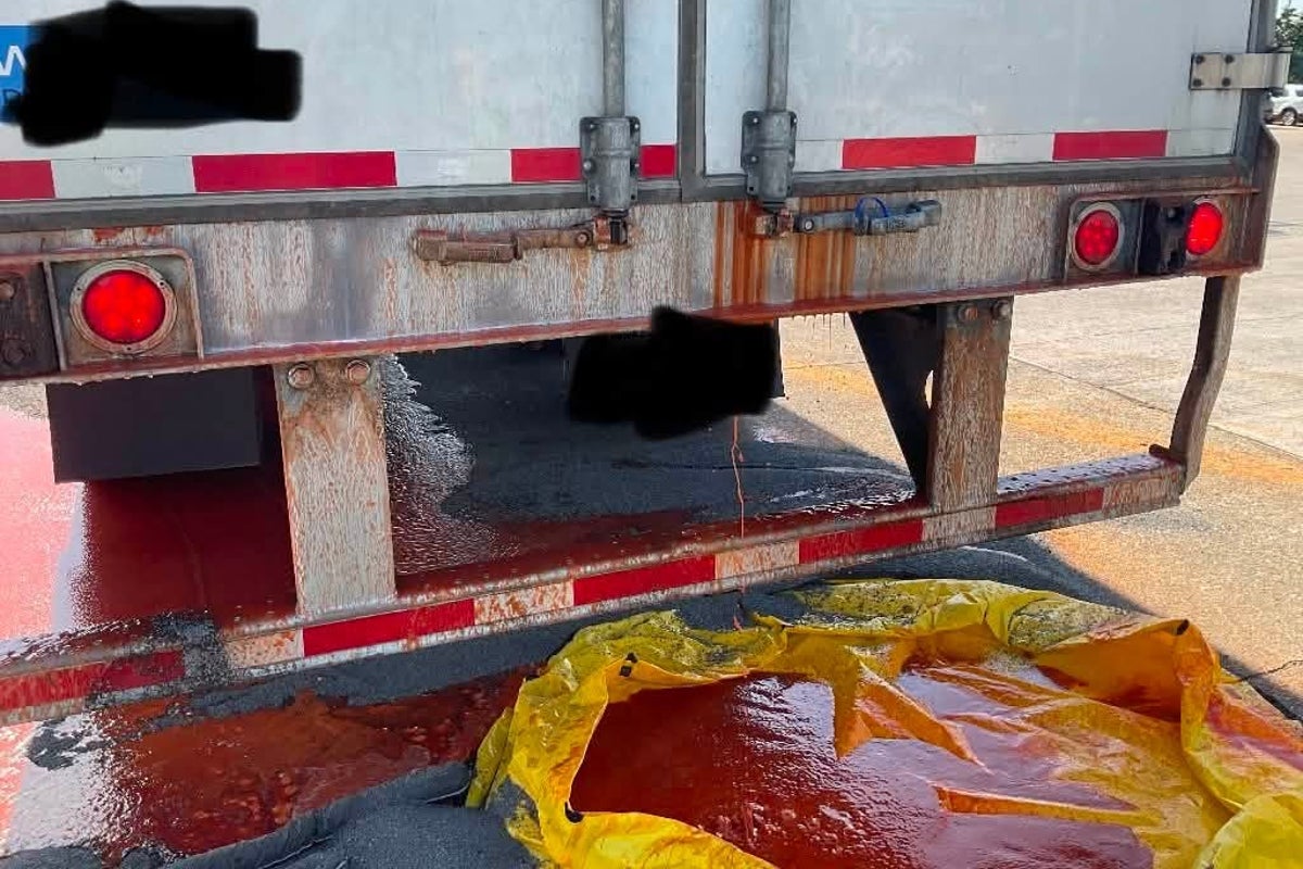 Um caminhão derrama 40.000 libras de molho picante de Frank na rodovia durante o calor sufocante do verão