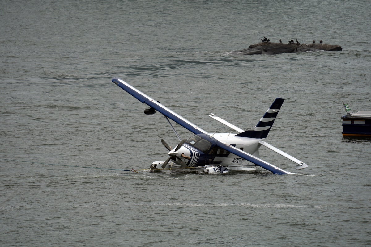 Eight people rescued after seaplane comes down in East River off New York City – UK Times Eight people rescued after seaplane comes down in East River off New York City – UK Times