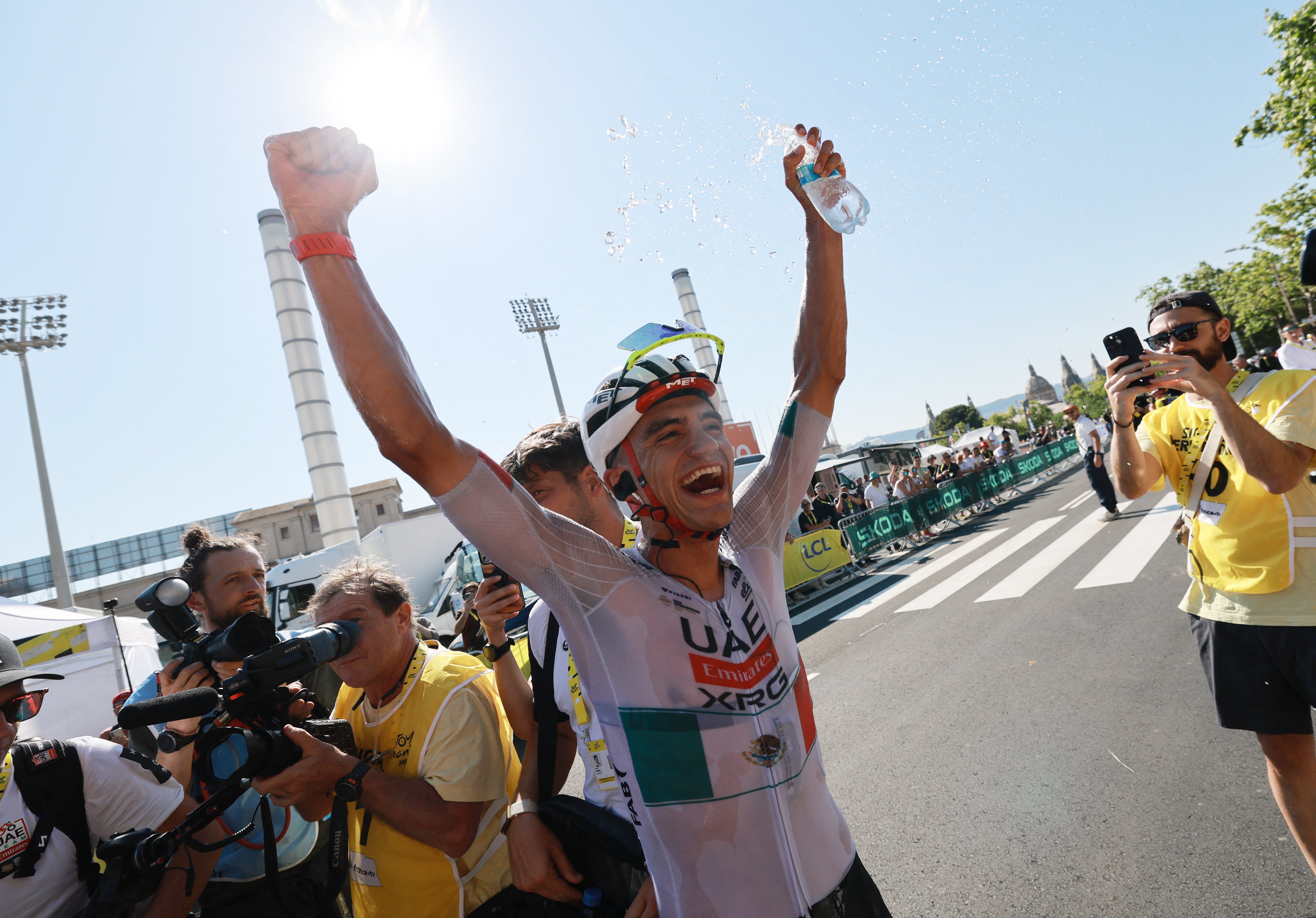 Isaac del Toro overcomes mechanical nightmare to win Tour de France stage two