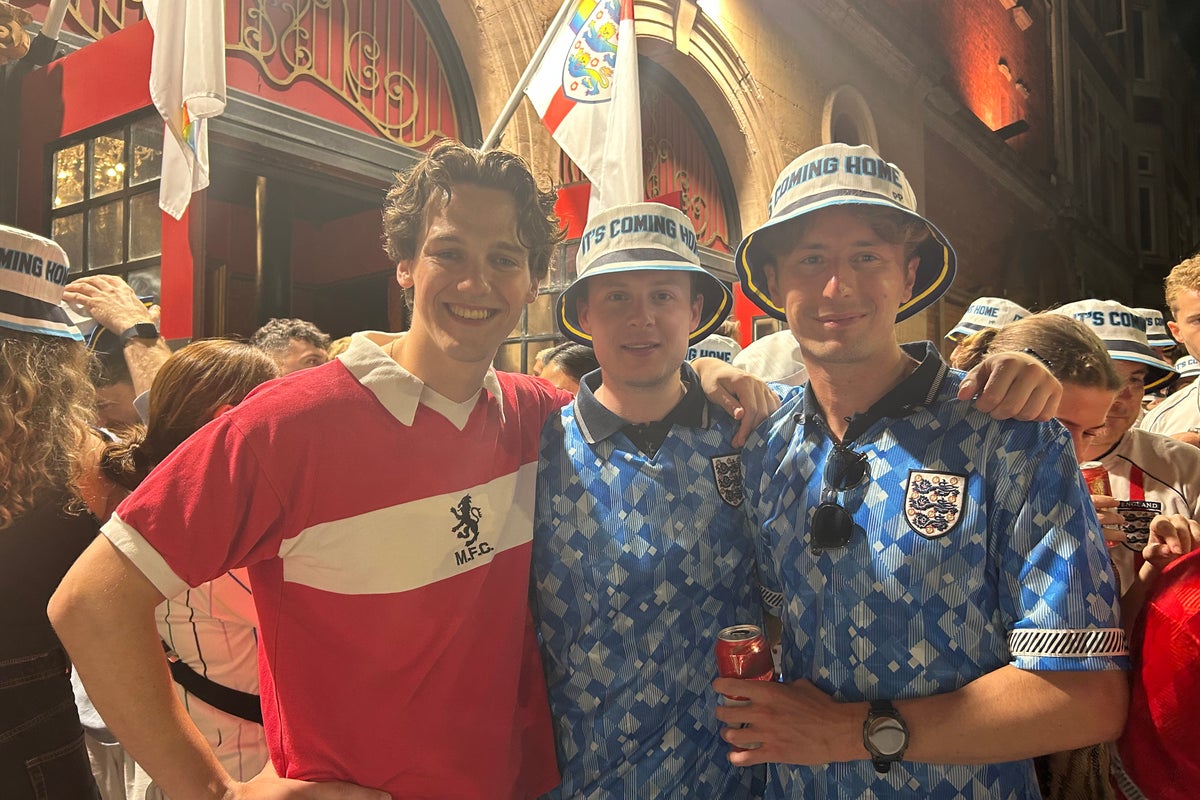 ‘As long as they bring it home’: Fans prepare for late night as England v Mexico delayed – UK Times ‘As long as they bring it home’: Fans prepare for late night as England v Mexico delayed – UK Times