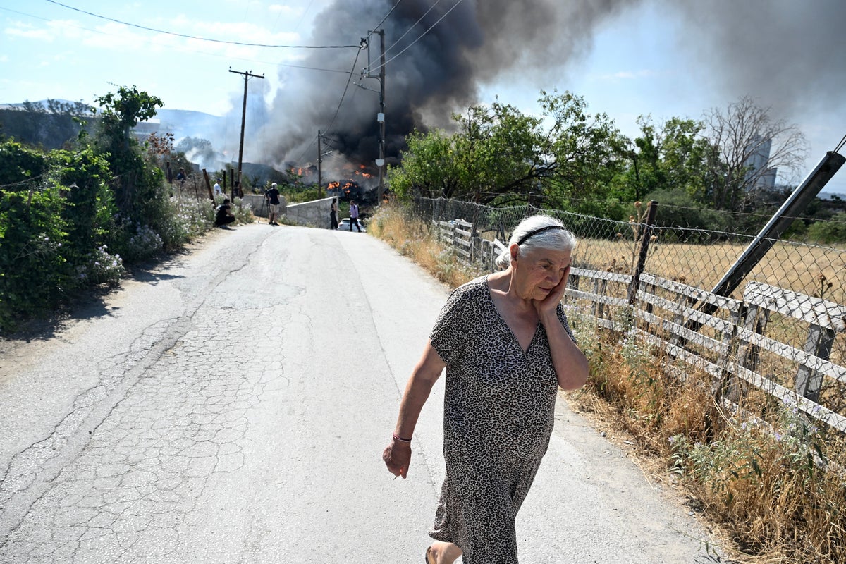 Yunanistan zehirli duman uyarısında bulunurken Avrupa'daki turistik noktalar orman yangınlarından etkilendi