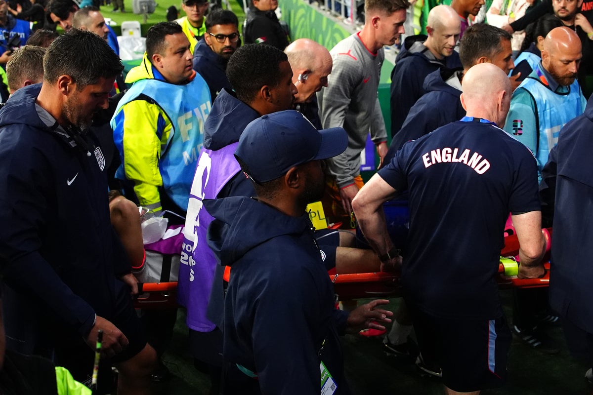Jordan Henderson suffers freak injury falling over advertising hoardings celebrating England’s win over Mexico – UK Times Jordan Henderson suffers freak injury falling over advertising hoardings celebrating England’s win over Mexico – UK Times