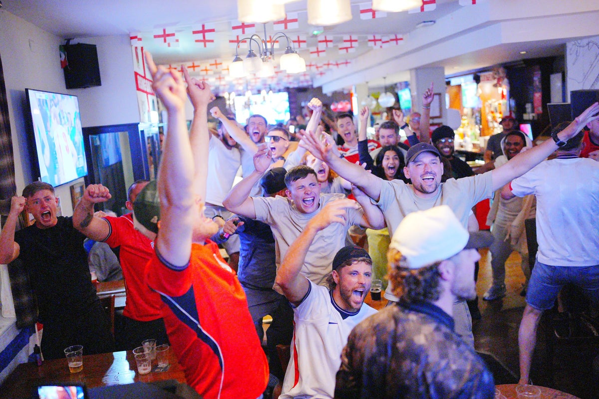 As principais cidades do Reino Unido ganham vida à noite, enquanto os torcedores ingleses lotam os pubs e bares para assistir ao thriller da Copa do Mundo