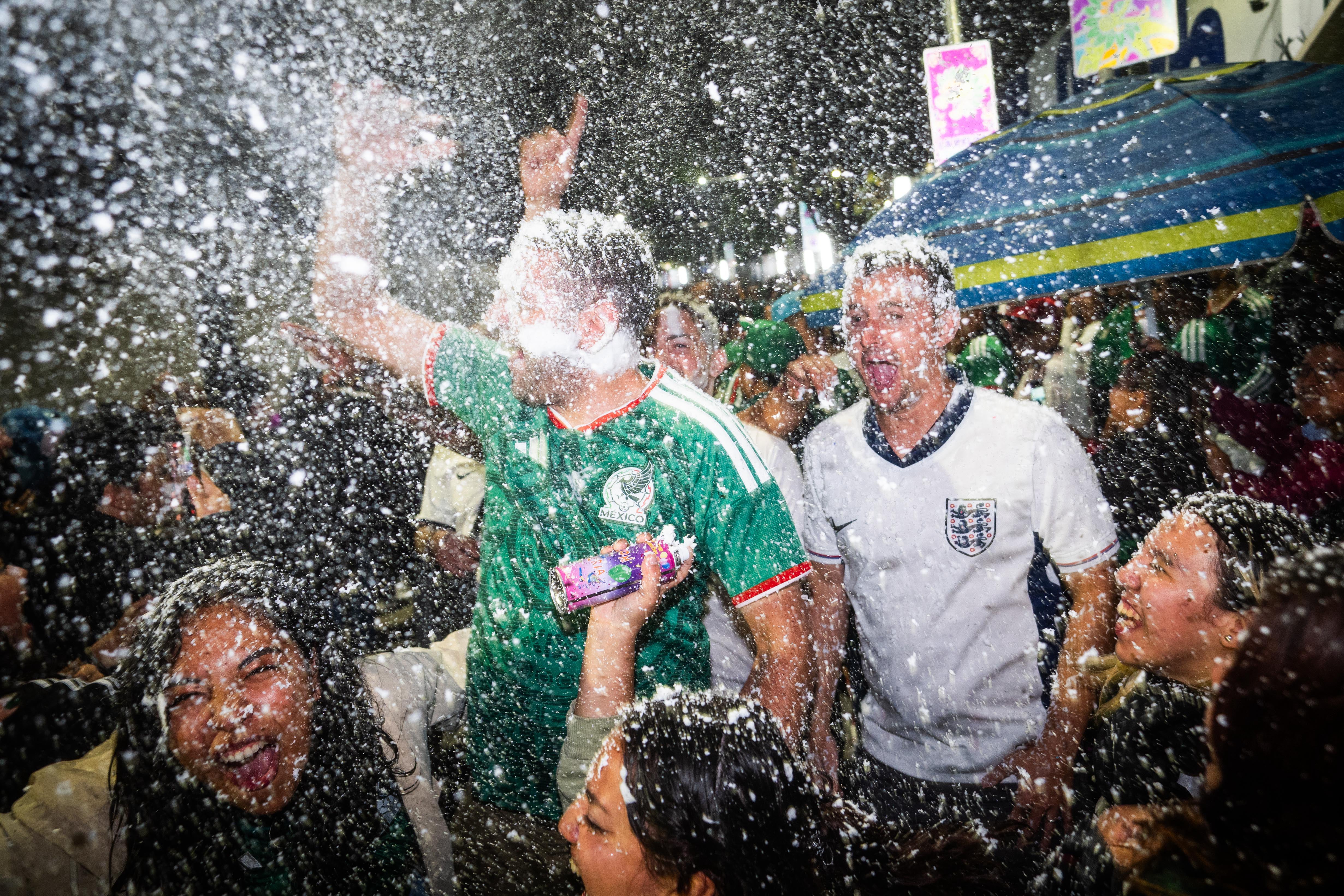 Fans packed hundreds of bars and pubs for a midnight clash after the government extended opening hours to 5am on Monday, with beers flying at the final whistle after 11 minutes of extra time.
