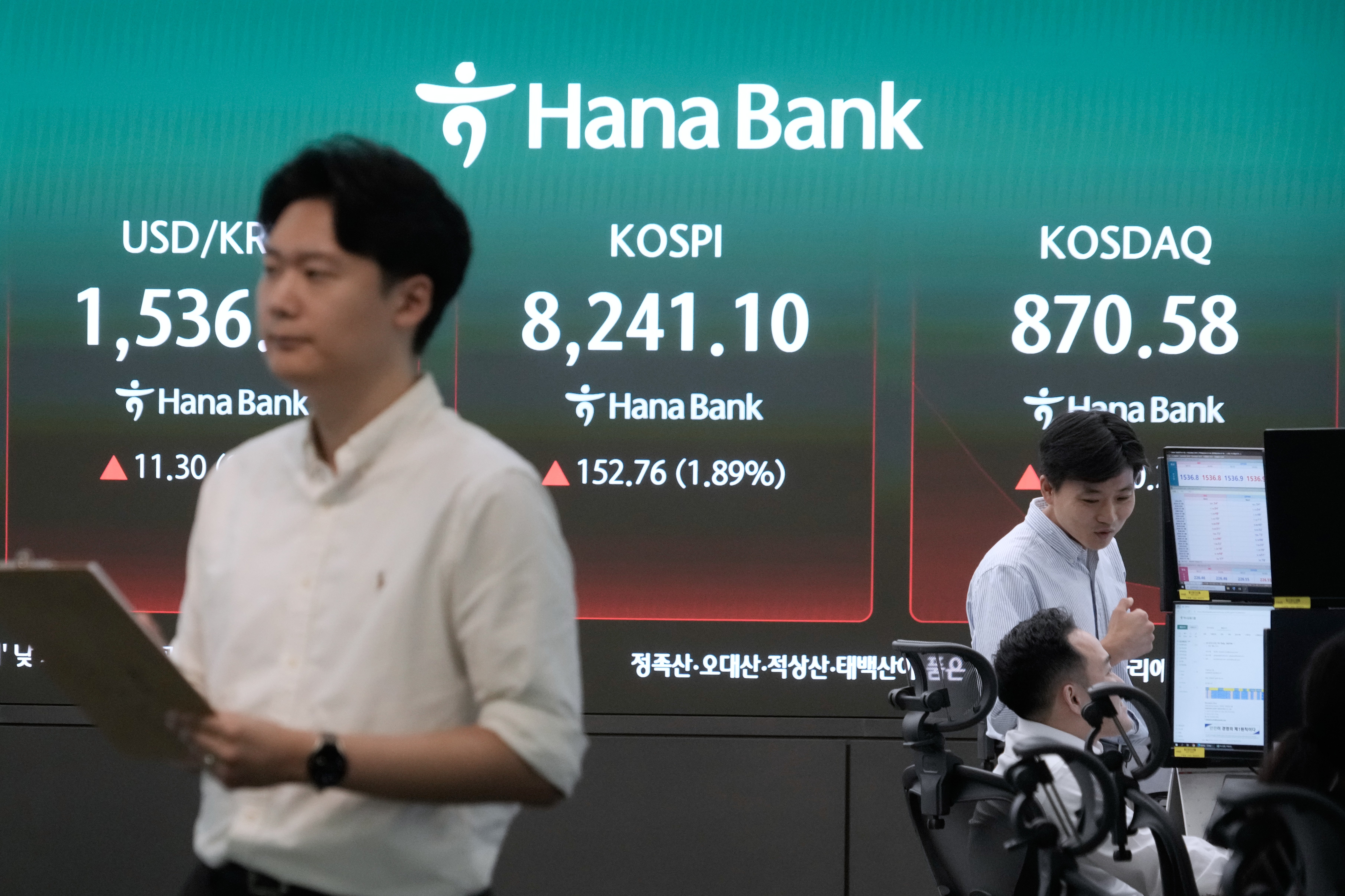 independent.co.uk - Yuri Kageyama - US futures and Asian shares are mixed while oil prices decline as some exporters opt to raise output