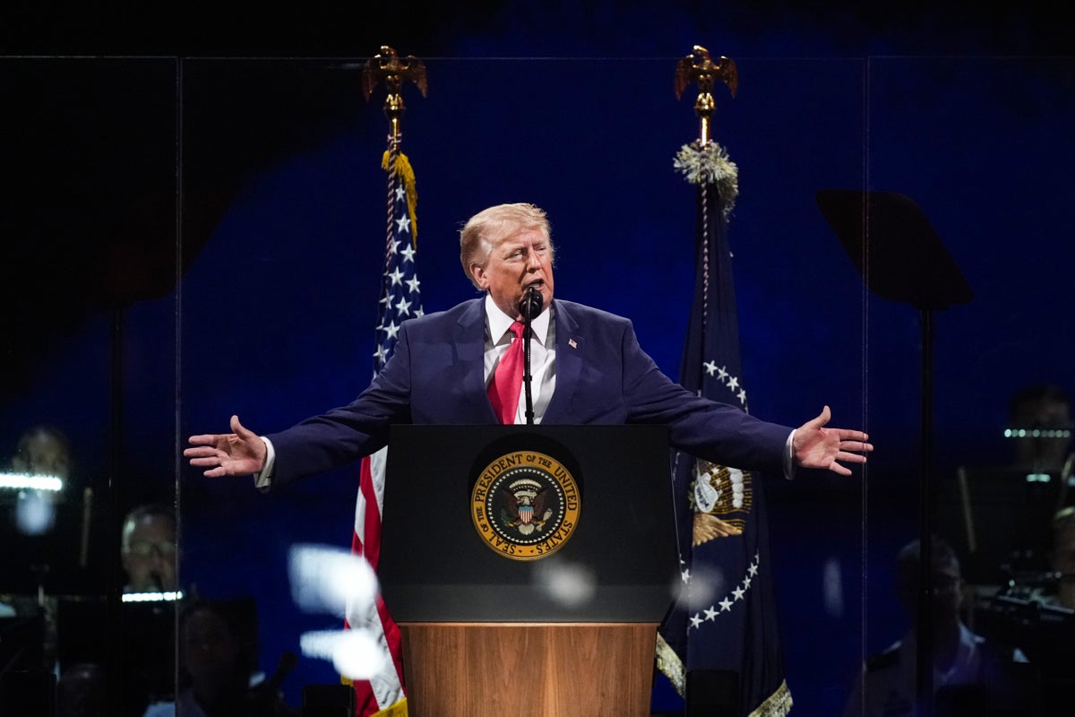 Trump’s July 4 crowd size keeps growing as president baselessly now claims 422,000 were there to hear him speak – UK Times Trump’s July 4 crowd size keeps growing as president baselessly now claims 422,000 were there to hear him speak – UK Times