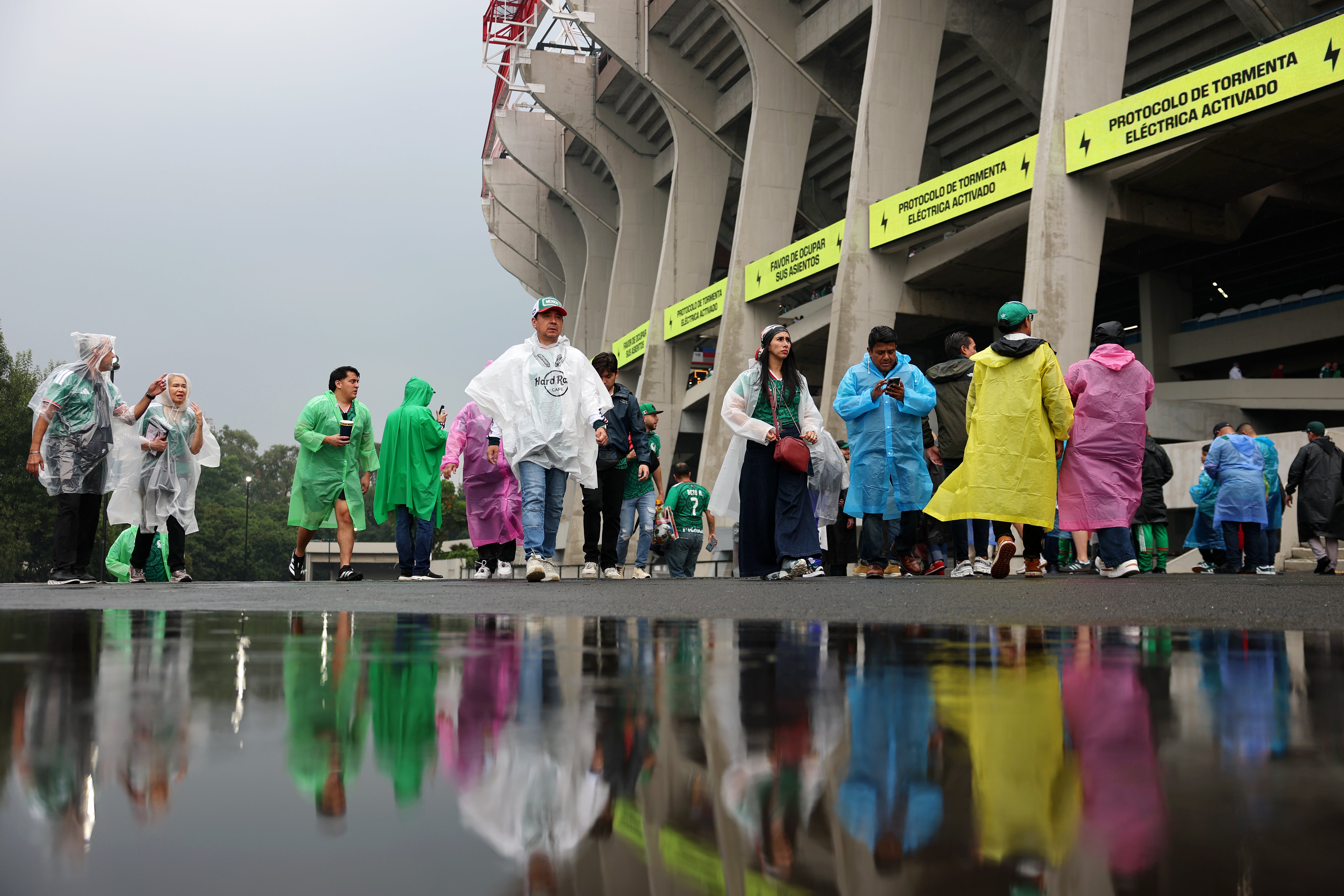 Storms delayed kick-off at the Azteca