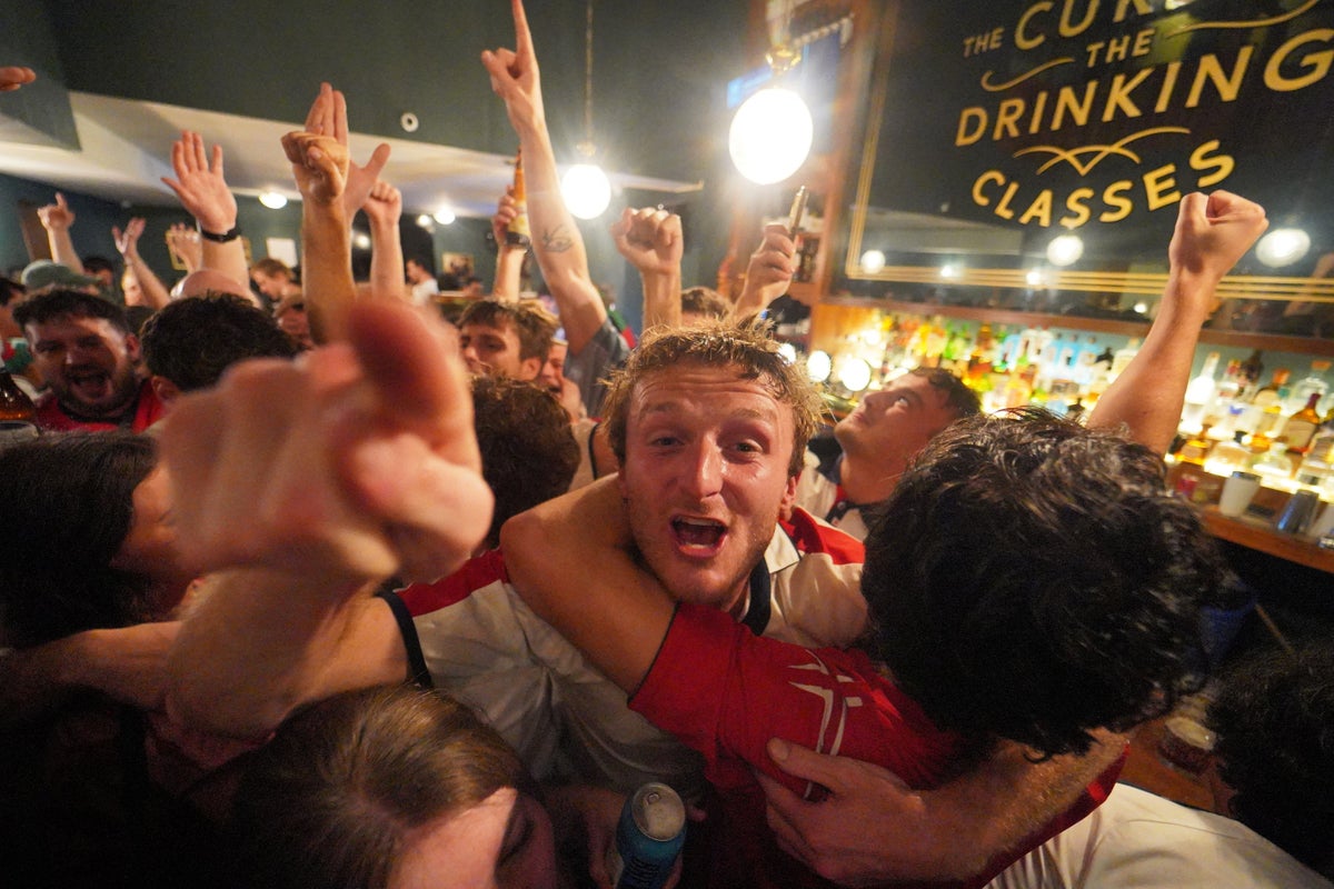 England recovers from World Cup hangover as pubs celebrate late-night sales boost – UK Times