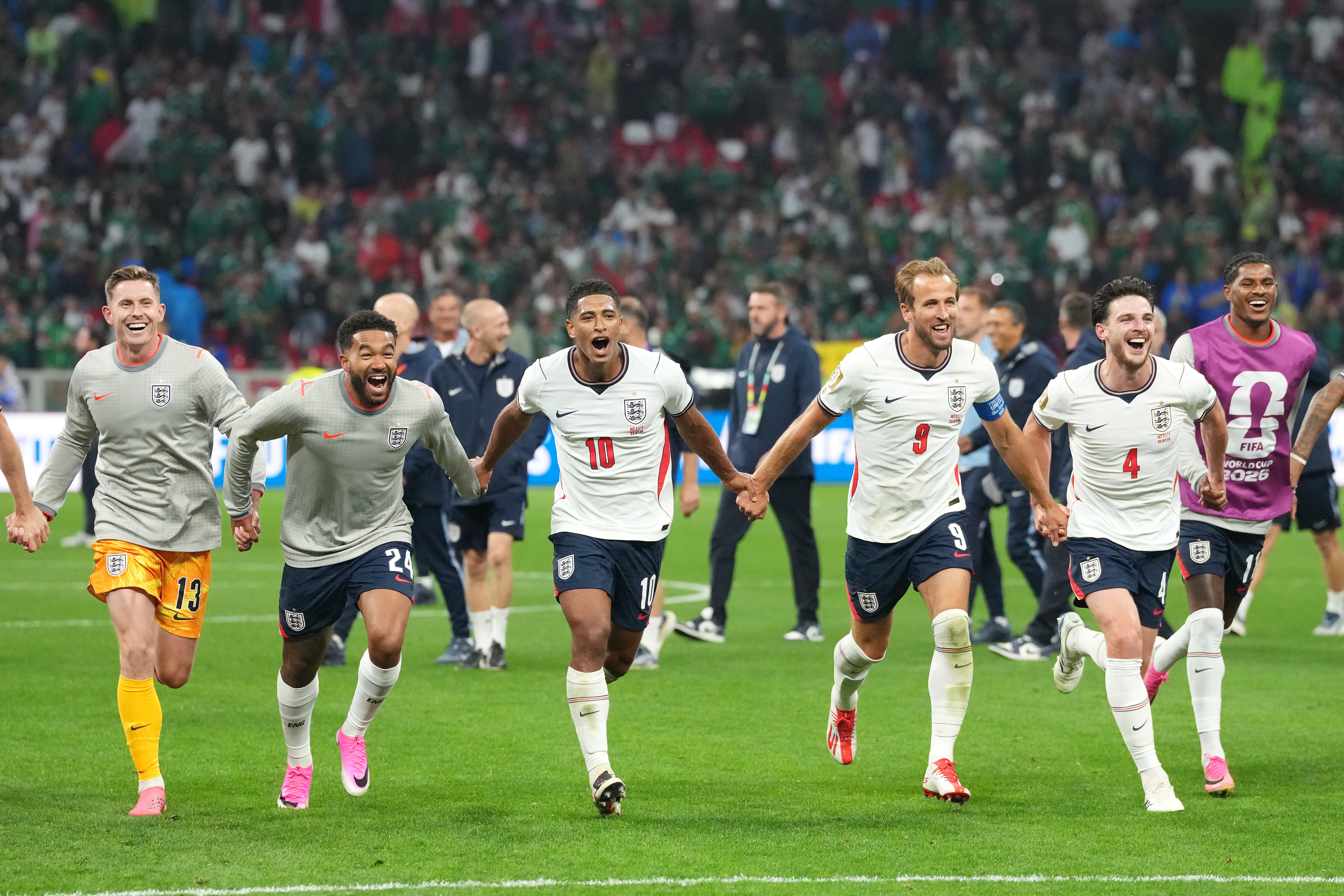 Harry Kane (tercero por la derecha), Jude Bellingham (en el centro a la izquierda) y sus compañeros de la selección de Inglaterra celebran tras el partido de octavos de final de la Copa Mundial de la FIFA en el Estadio de la Ciudad de México, México (Nick Potts/PA)