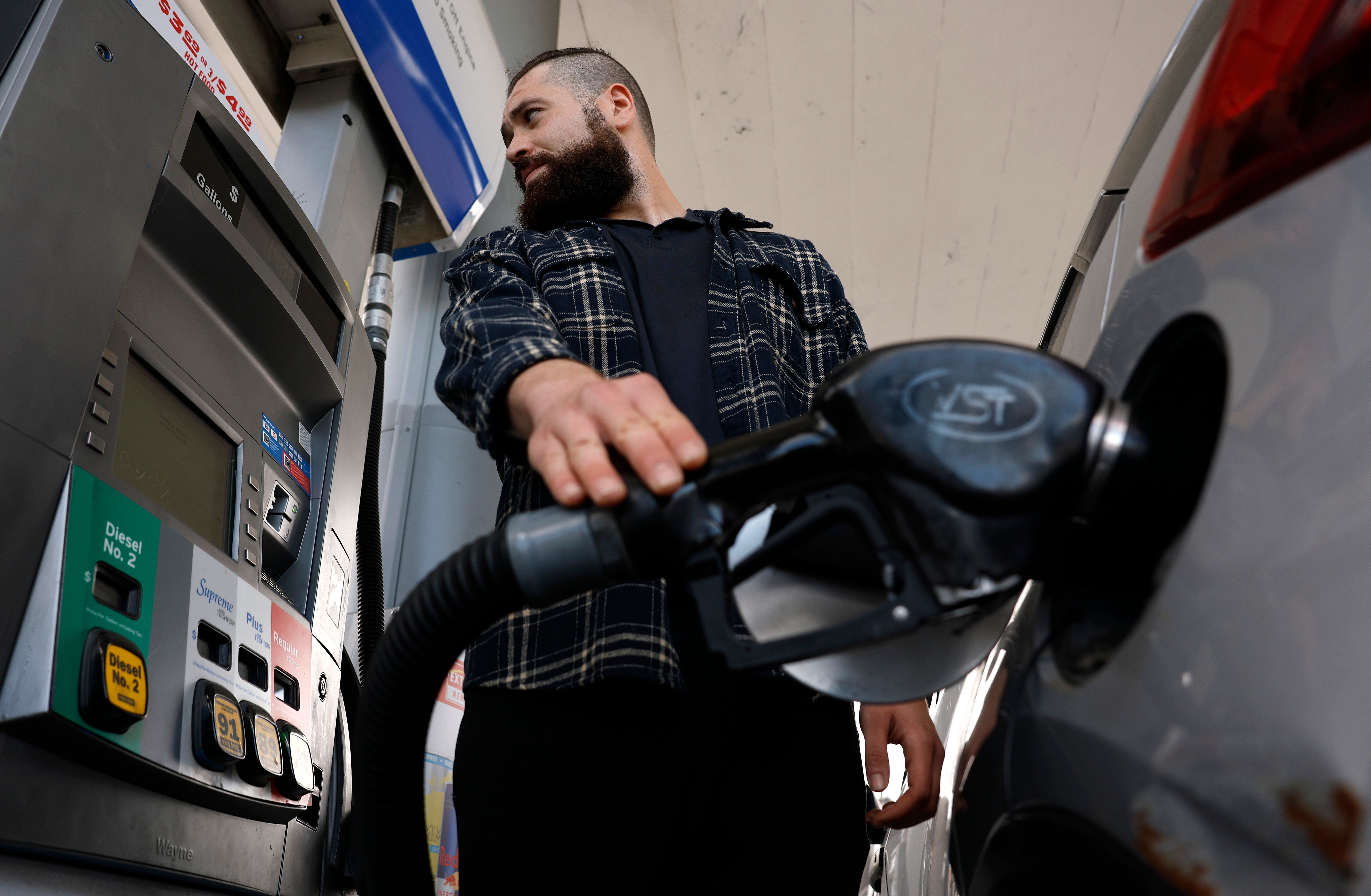 Gas prices surged to four-year highs in May ahead of Memorial Day weekend but have since fallen by more than $1.00 per gallon. One expert believes fast-food restaurants may see a bounce-back in traffic because of it.