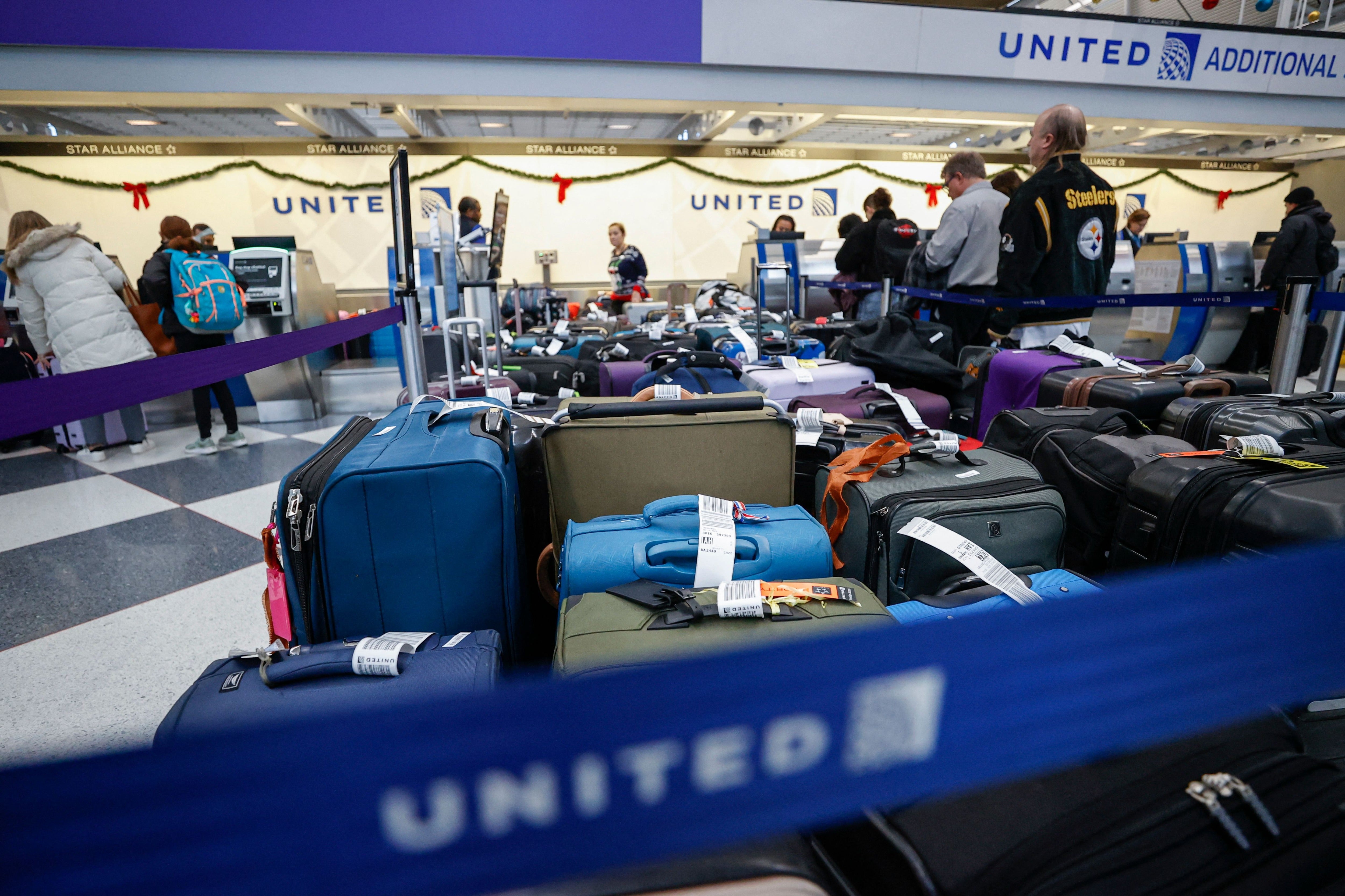 United Airlines is extending its test pilot that allows passengers to drop-off luggage a day early