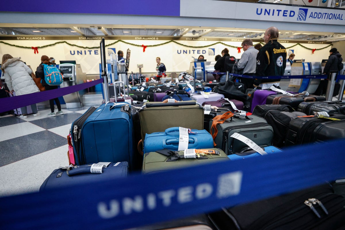 United Airlines is extending its test pilot that allows passengers to drop-off luggage a day early