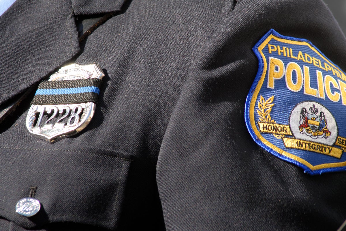 Davaya göre Philadelphia polisleri genel merkezlerindeki zehirli kimyasalların neden olduğu beyin kanserinden öldü