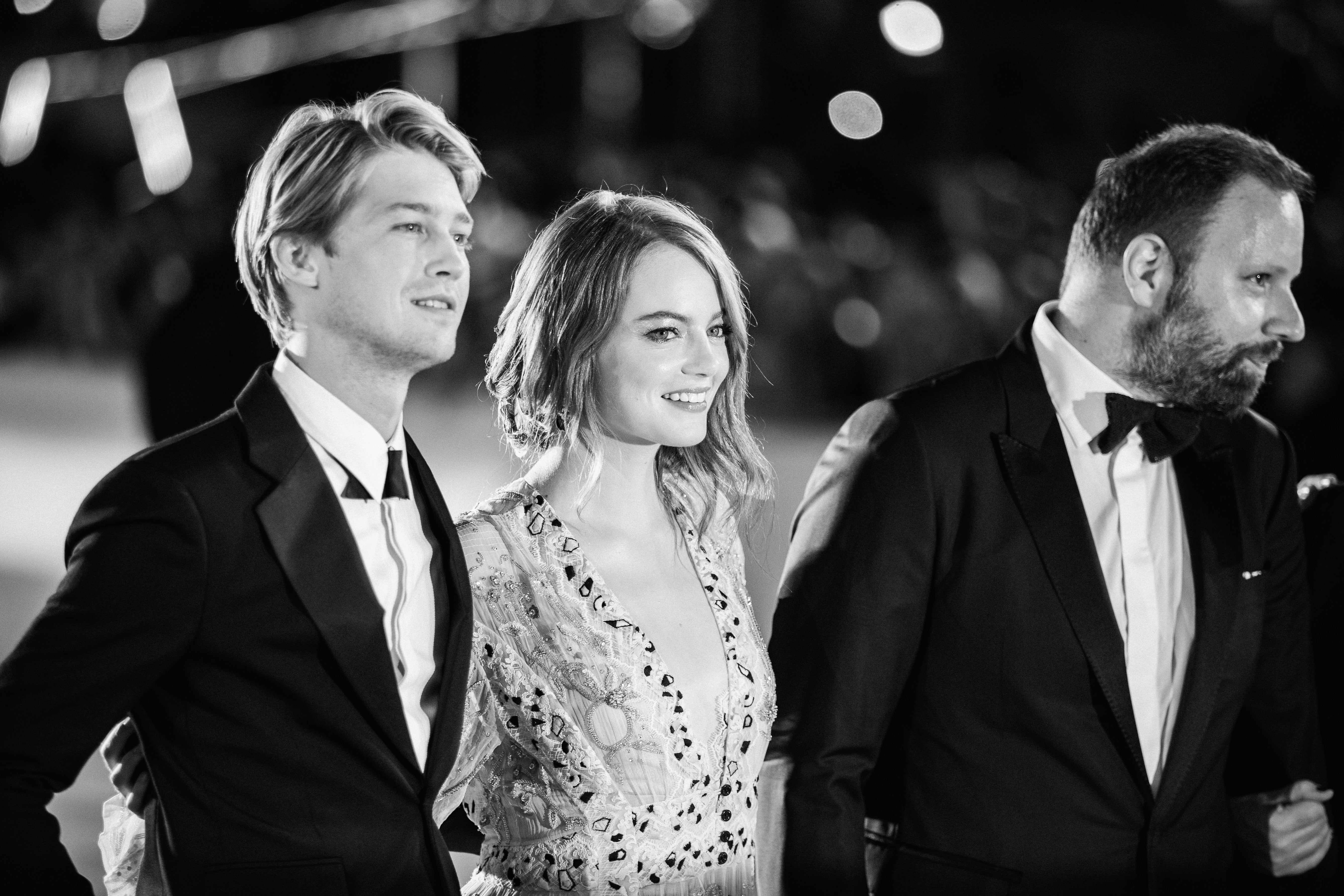 Alwyn with Stone and director Yorgos Lanthimos at the red carpet premiere of ‘The Favourite’ in 2018