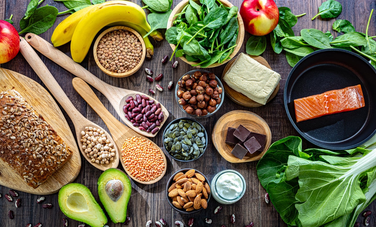 <p>Las mejores fuentes alimenticias de magnesio son los granos integrales, las verduras de hoja verde, los frijoles, las nueces, las semillas y el cacao puro</p>