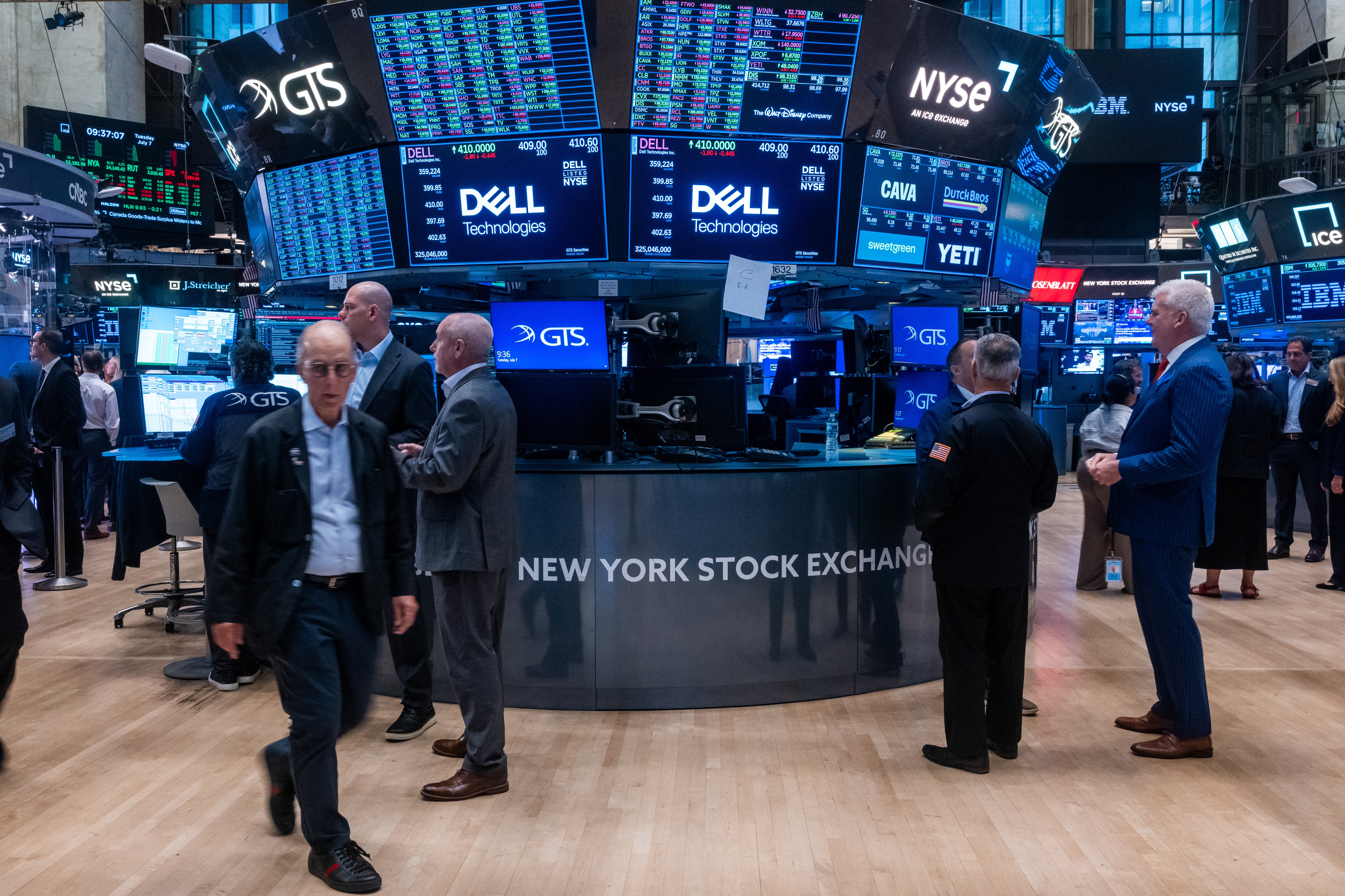 Wall Street suffers major losses as AI stocks tumble and oil prices jump