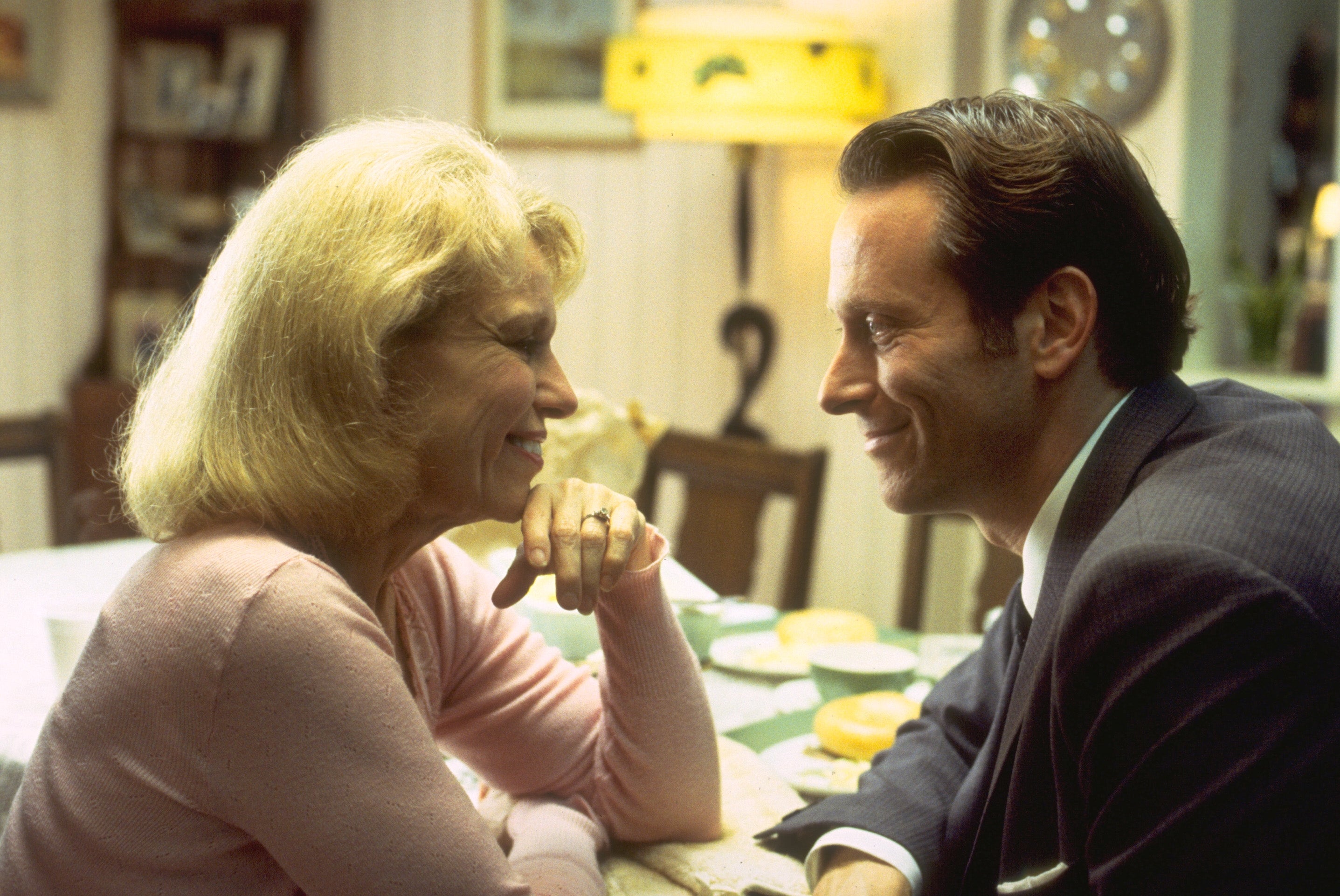 Louise Lasser con Steven Weber en una escena de la película para televisión de Showtime de 2001 'Club Land'
