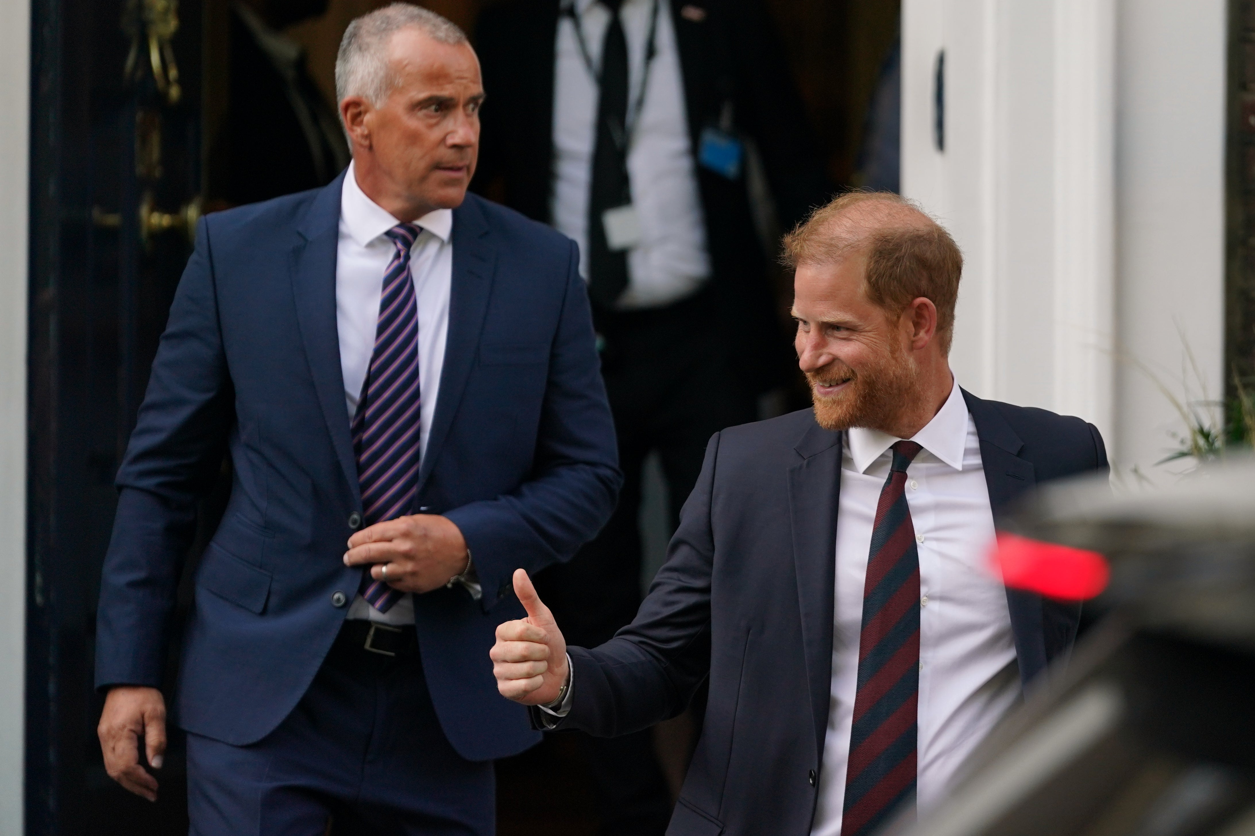 El príncipe Harry regresa a Londres en medio de su reciente derrota en el Tribunal Superior, que calificó de 