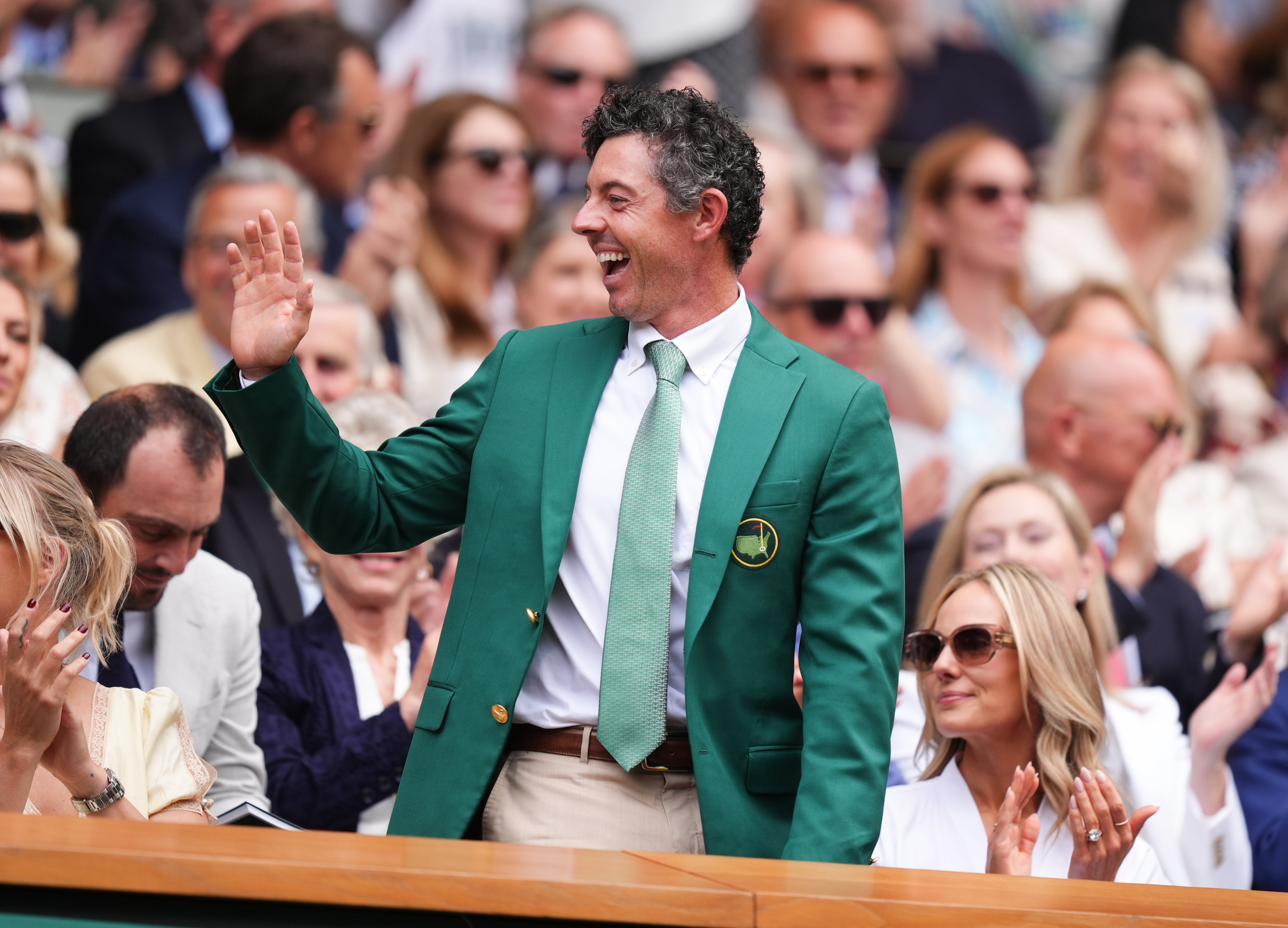 O campeão Masters Rory McIlroy veste sua jaqueta verde no Royal Box em Wimbledon (Mike Egerton/PA)