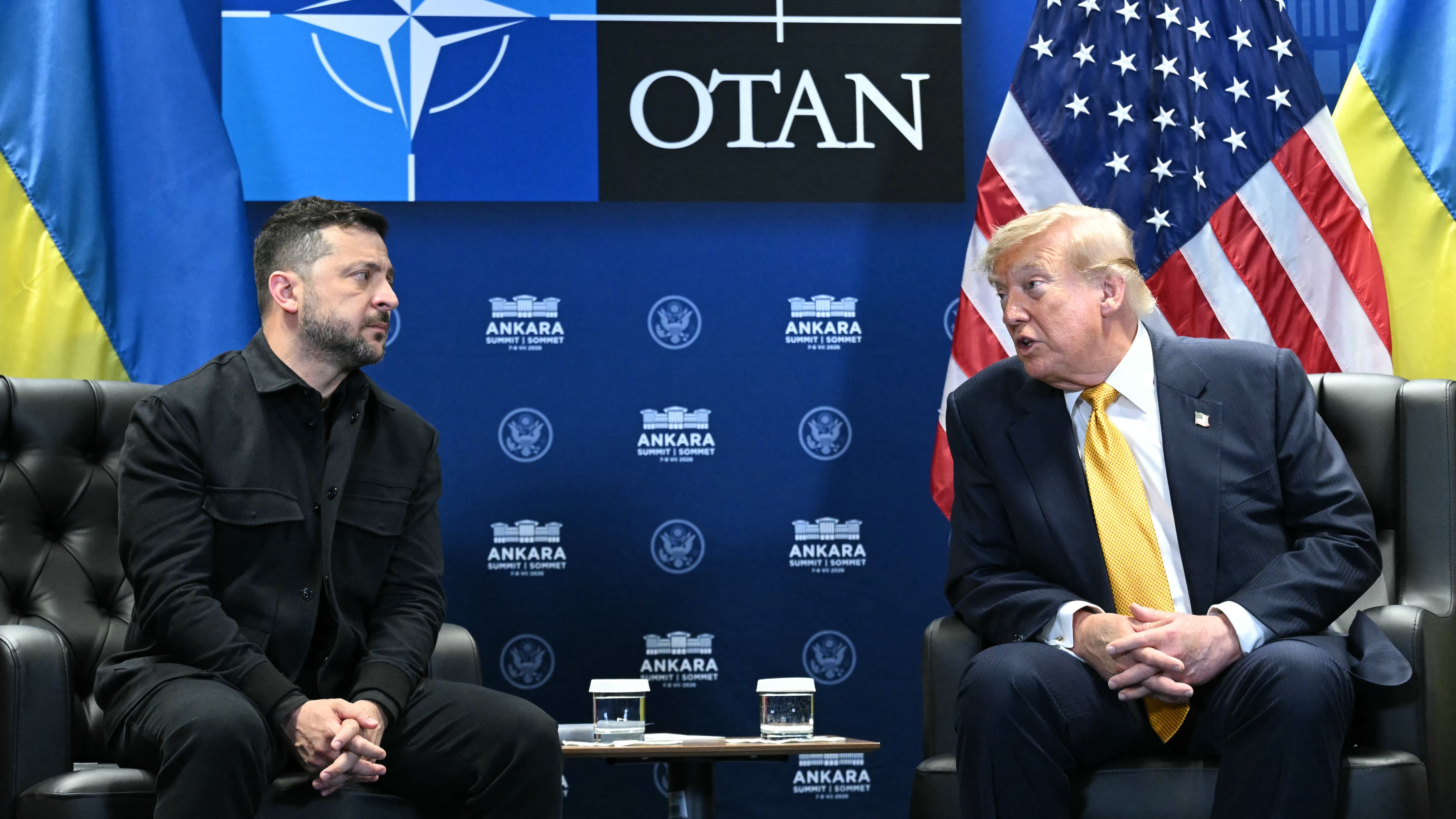 O presidente da Ucrânia, Volodymyr Zelensky (L), encontra-se com o presidente dos EUA, Donald Trump, à margem da Cimeira da OTAN no Complexo Presidencial de Bestepe, em Ancara, em 8 de julho de 2026.