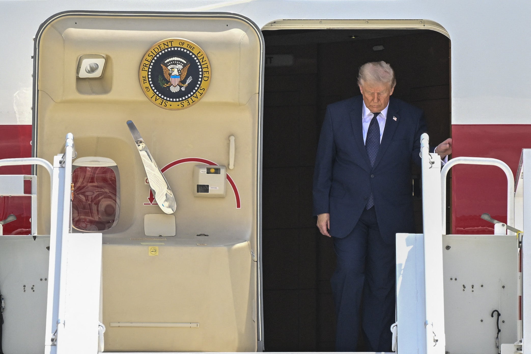 Trump unexpectedly switches back to old Air Force One after safety questions about new Qatari jet – UK Times