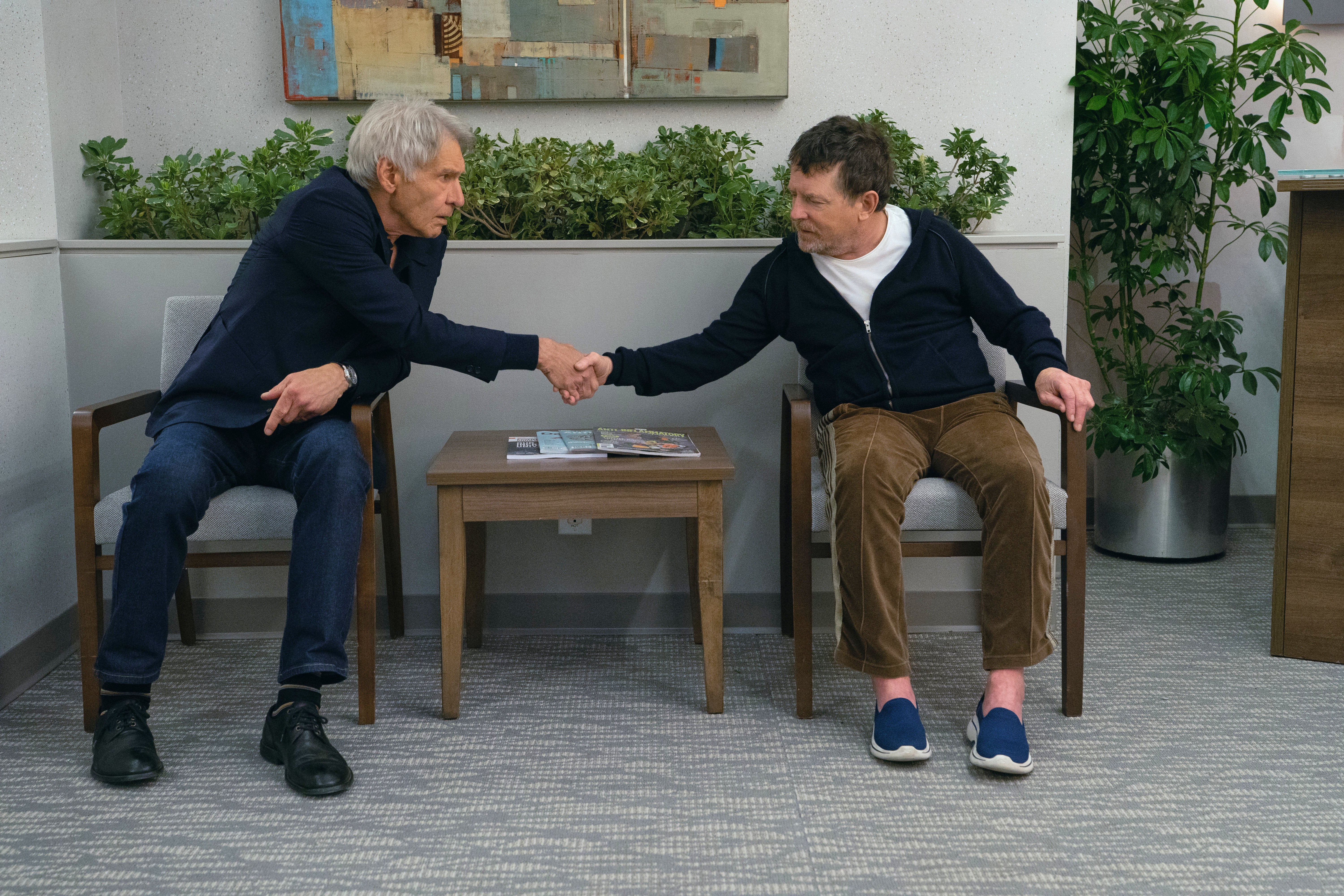 pple TV+ muestra a Harrison Ford, izquierda, y Michael J. Fox en una escena de 'Shrinking'