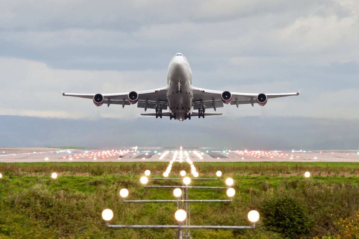 Passenger jet risked disaster after clearing Luton runway just 13ft above ground – UK Times Passenger jet risked disaster after clearing Luton runway just 13ft above ground – UK Times
