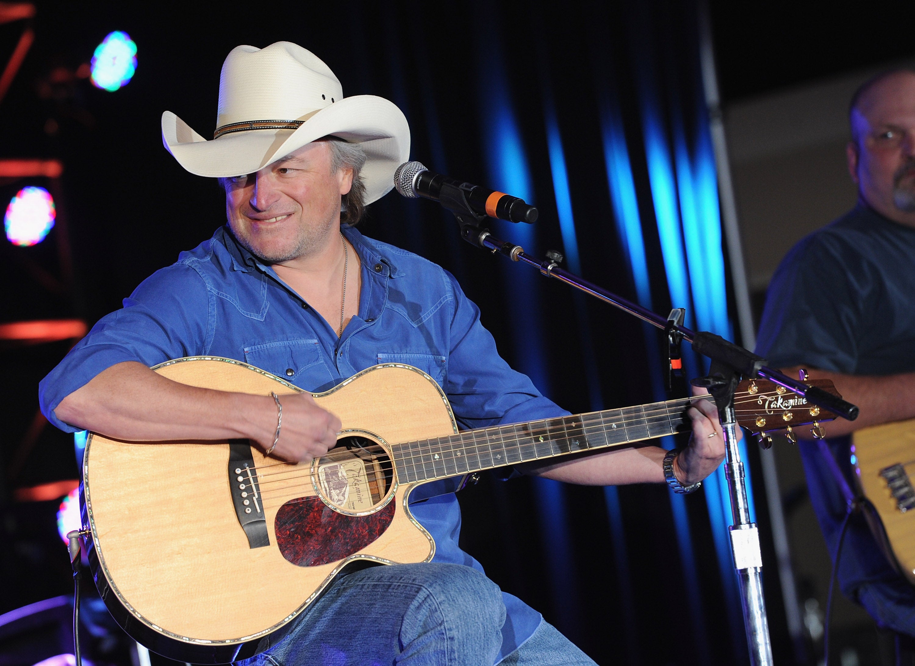 Country music star reveals longtime bandmate died on tour bus