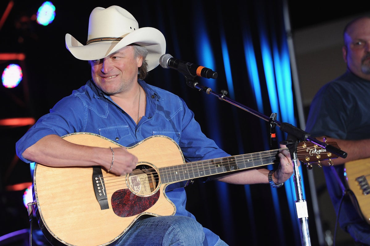 Country music star reveals longtime bandmate died on tour bus Country music star reveals longtime bandmate died on tour bus