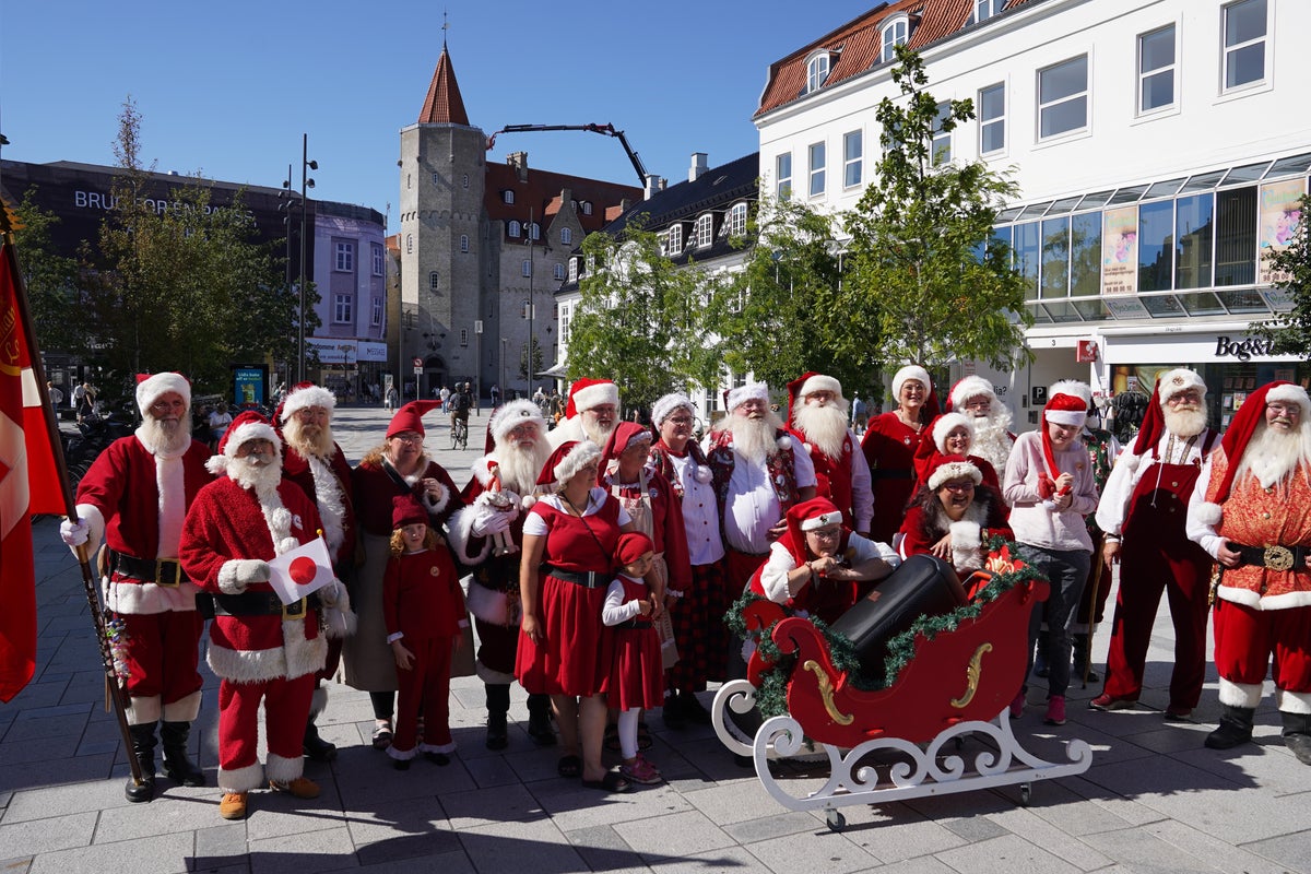 O espírito festivo não se limita apenas ao Natal na Convenção Mundial do Papai Noel na Dinamarca