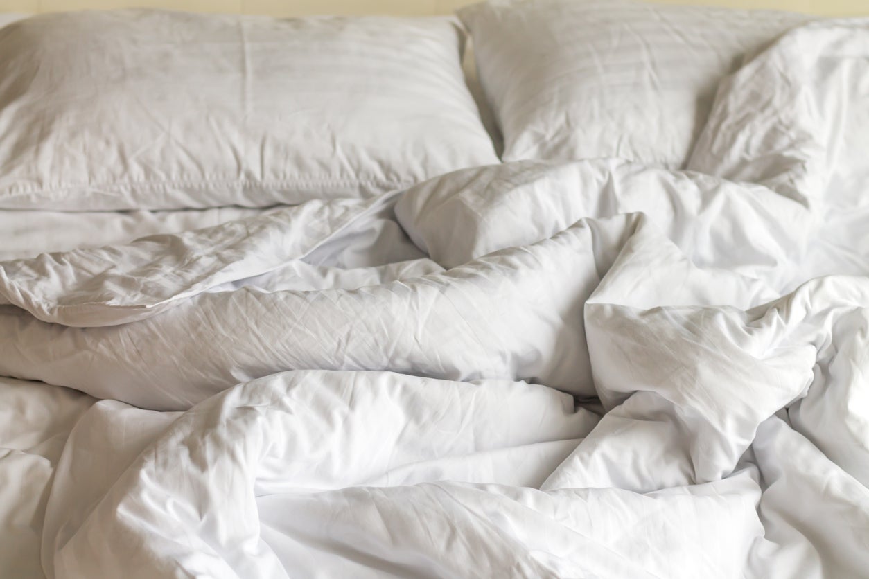 Hot sleepers should switch to this type of bed sheet, according to experts – UK Times