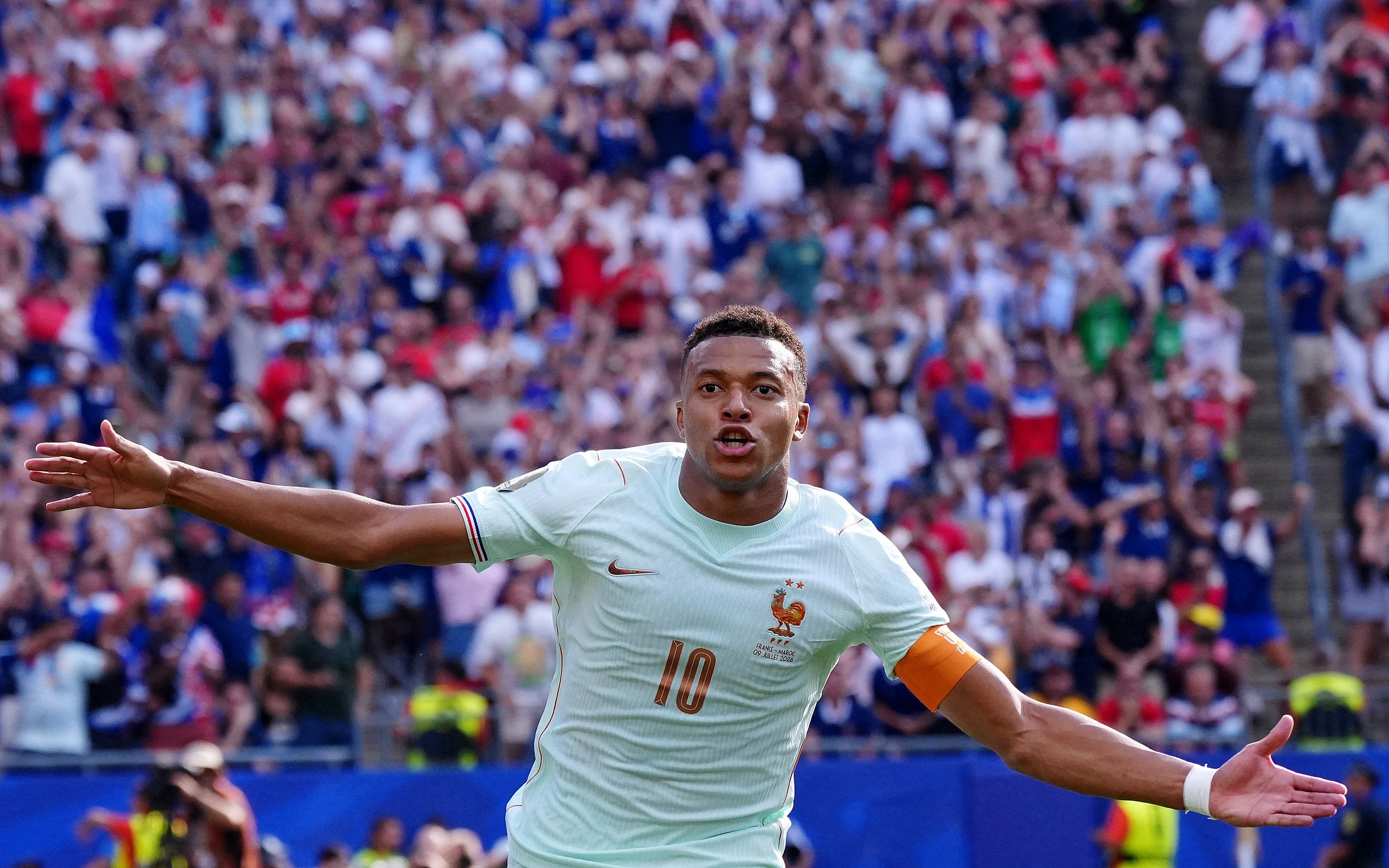 Jurgen Klopp reveals why Kylian Mbappe&rsquo;s move to Liverpool fell through