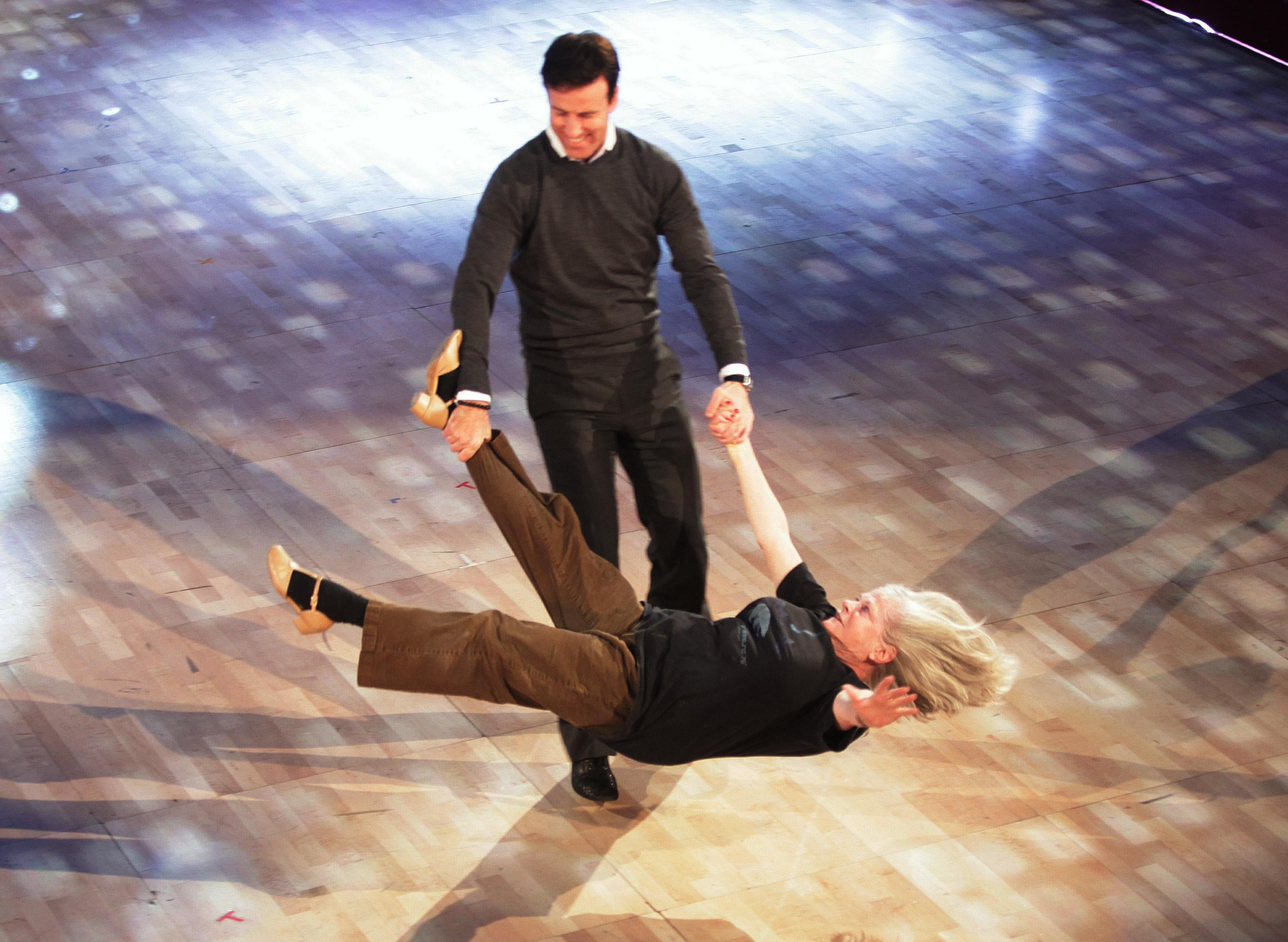 'Me estoy divirtiendo': Widdecombe realizando uno de sus movimientos más memorables en los ensayos de 'Strictly' en 2010